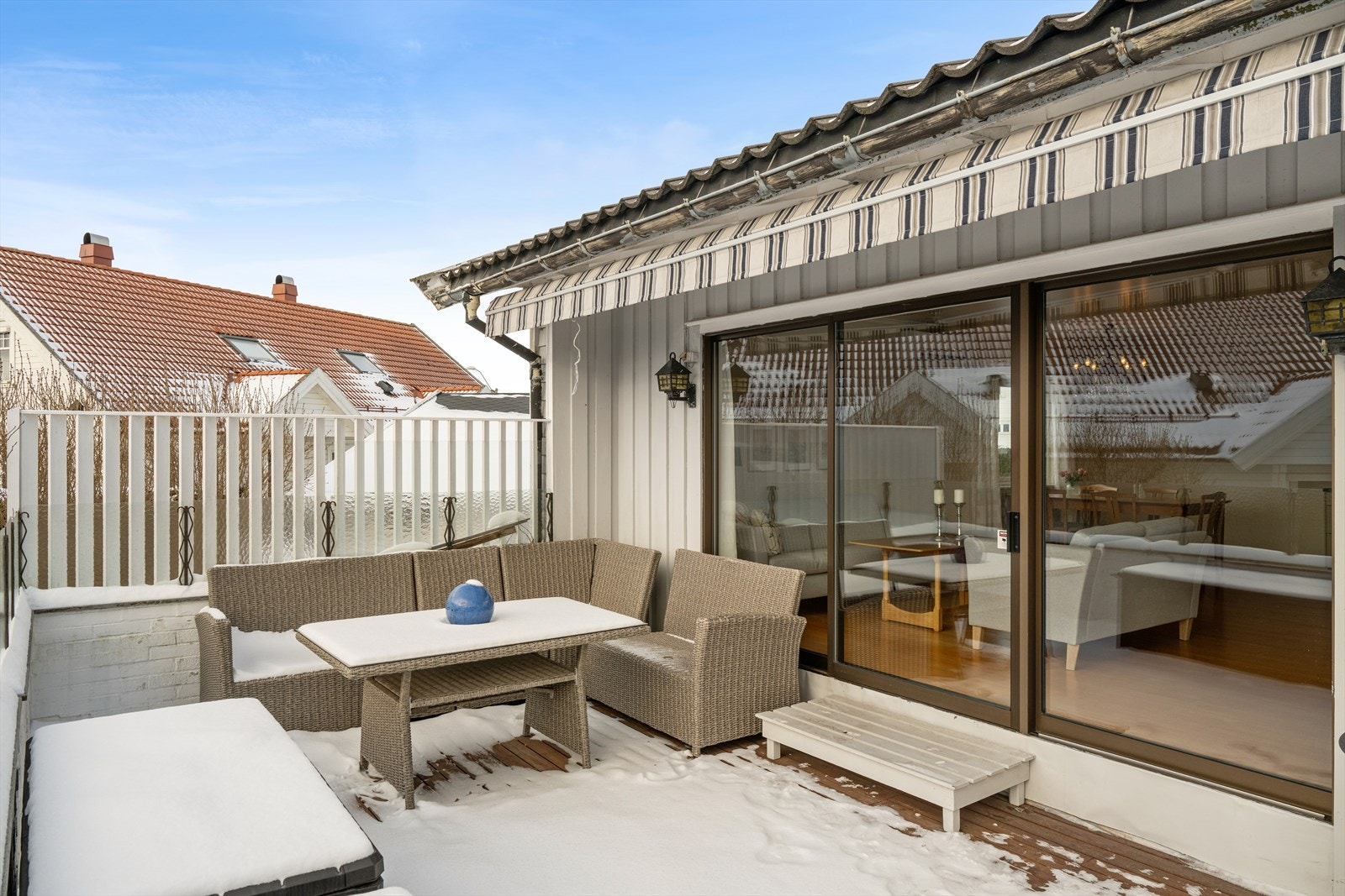 Flott skyvedør mellom stue og terrasse som skaper en sømløs overgang mellom ute og inne Galleribilde