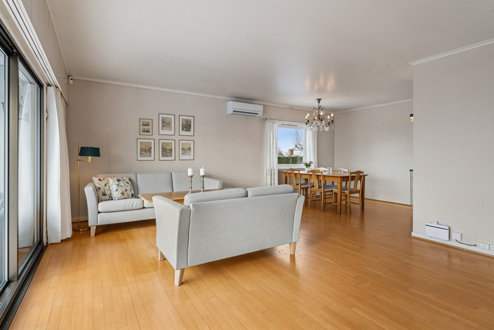 En romslig stue som enkelt kan tilpasses ulike behov Galleribilde