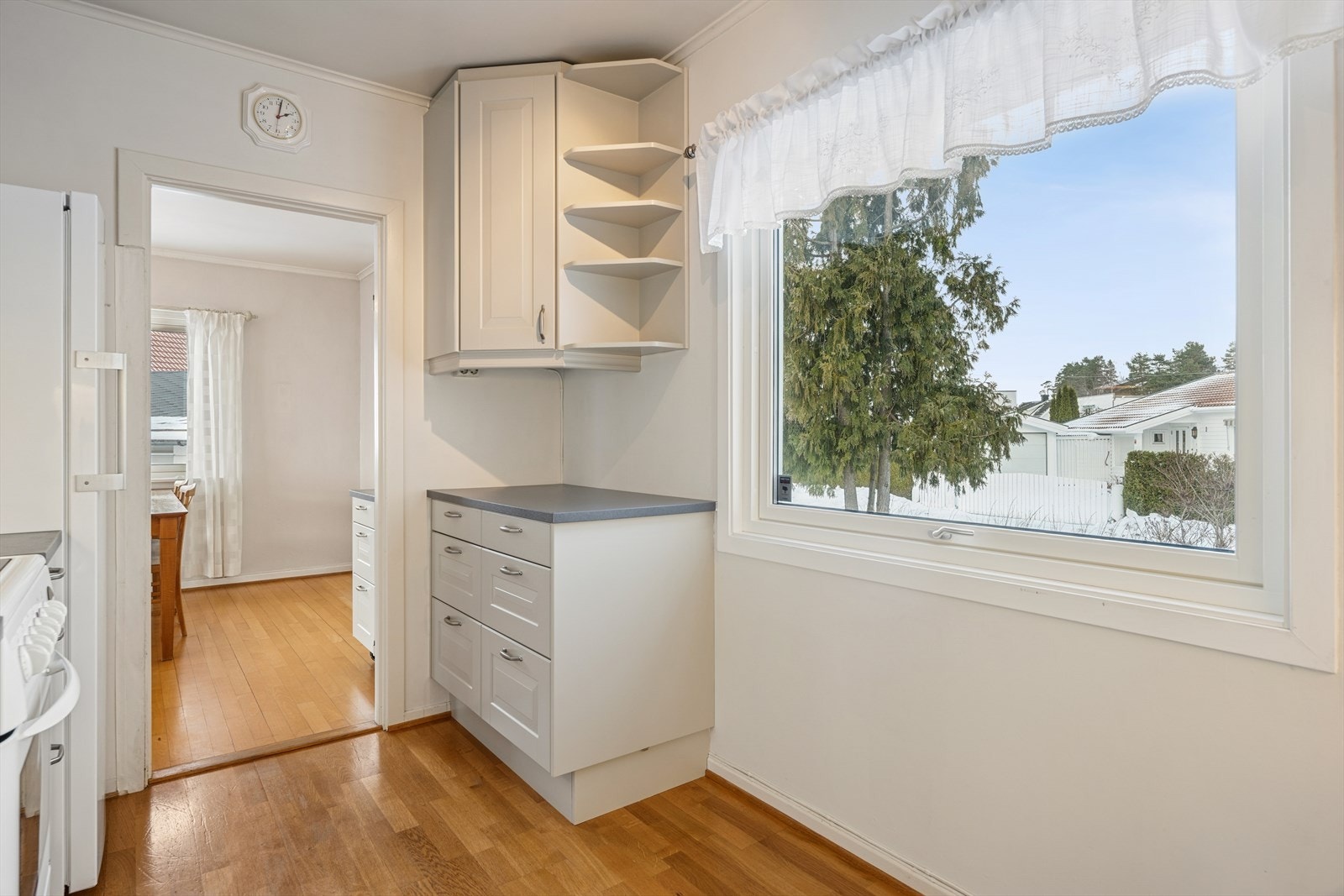 Kjøkkeninnredning med profilerte fronter og ventilator med direkte utblåsning som sørger for et godt innemiljø. Galleribilde