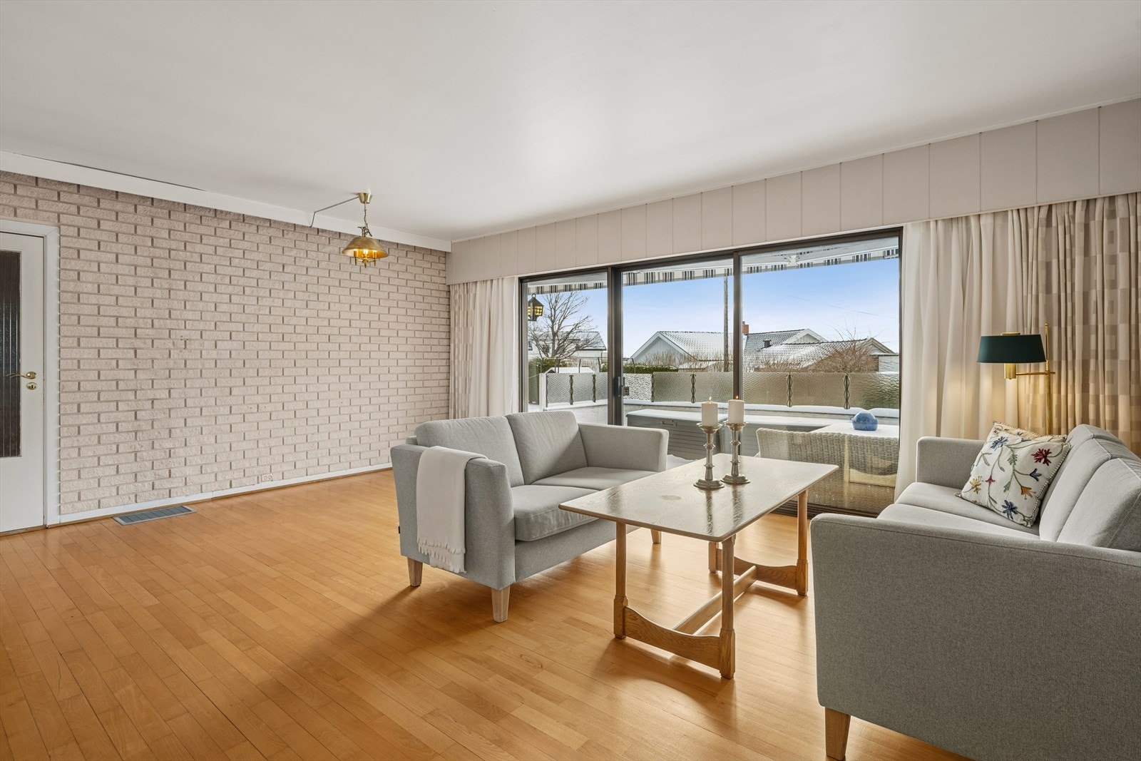 Naturlige soner for møblering gir en fleksibel og sosial stue Galleribilde