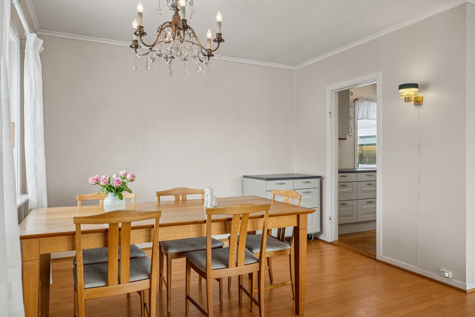 Tilkomst til kjøkken via stue/spisestue. Galleribilde