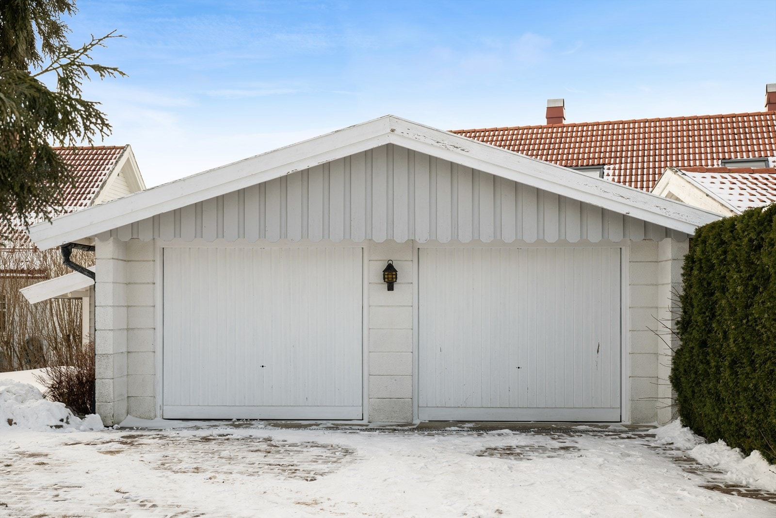 Dobbelgarasje og romslig gårdsplass gir svært gode parkeringsmuligheter. Galleribilde