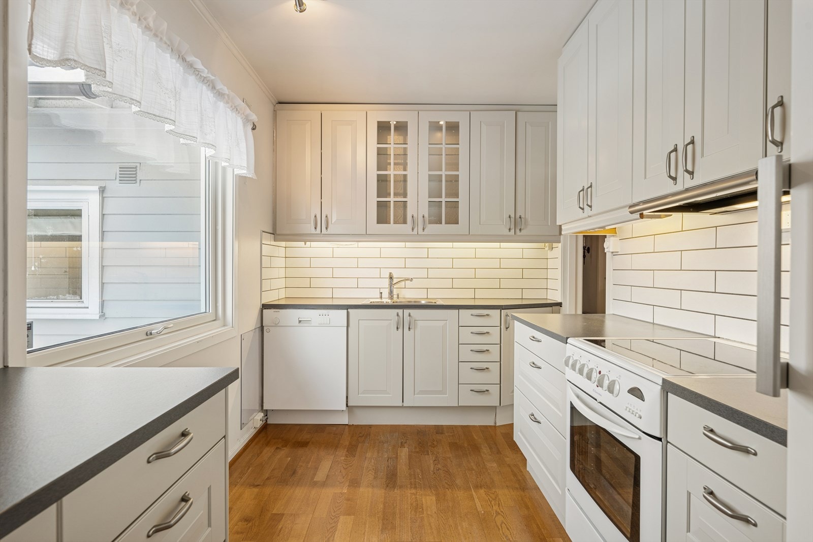 Lyst og innbydende kjøkken med adkomst fra både stue og gang Galleribilde