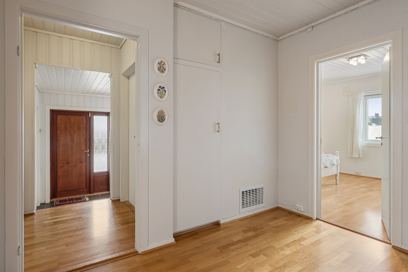 God romfølelse i gangen med gjennomtenkt oppbevaringsløsning Galleribilde