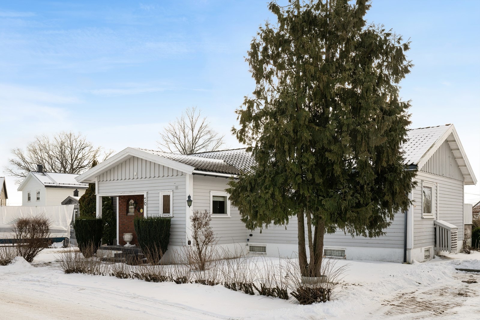 Her finner du denne eneboligen med familievennlige løsninger, omkranset av en romslig tomt. Galleribilde