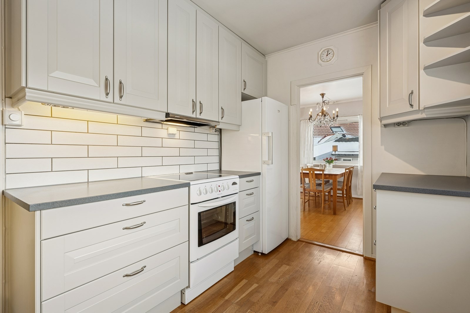 Fliser mellom over- og underskap gir kjøkkenet et tidløst uttrykk. Galleribilde