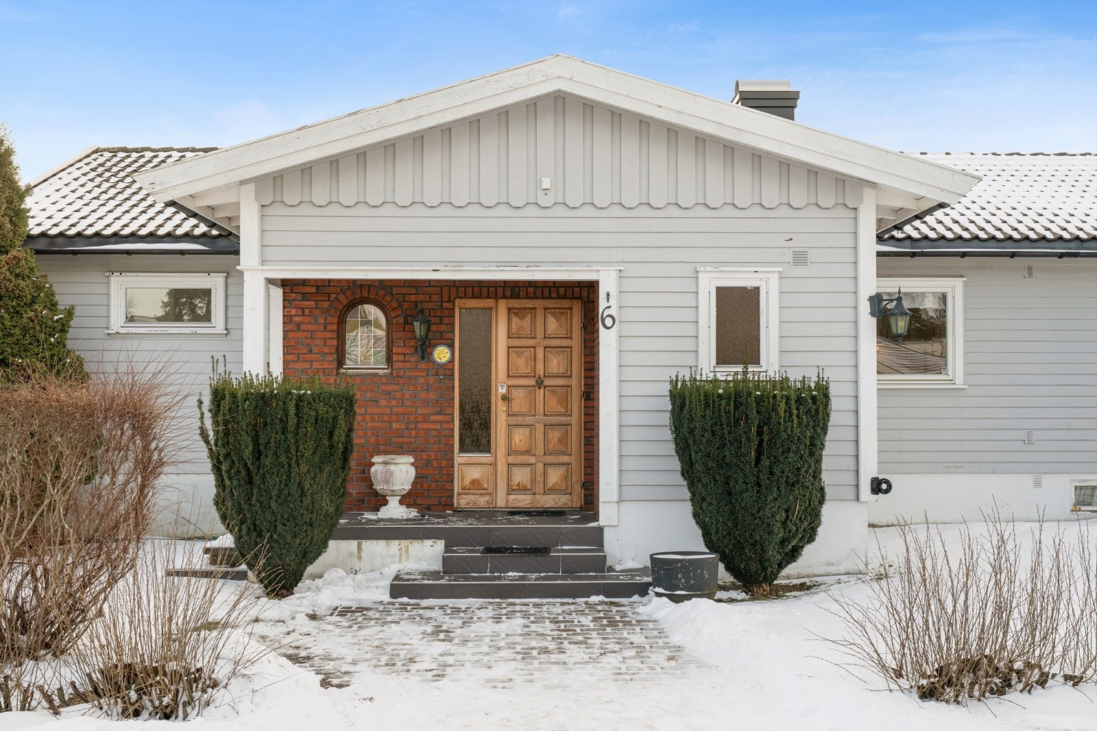 Innbydende inngangsparti med praktisk adkomst til hjemmet. Galleribilde