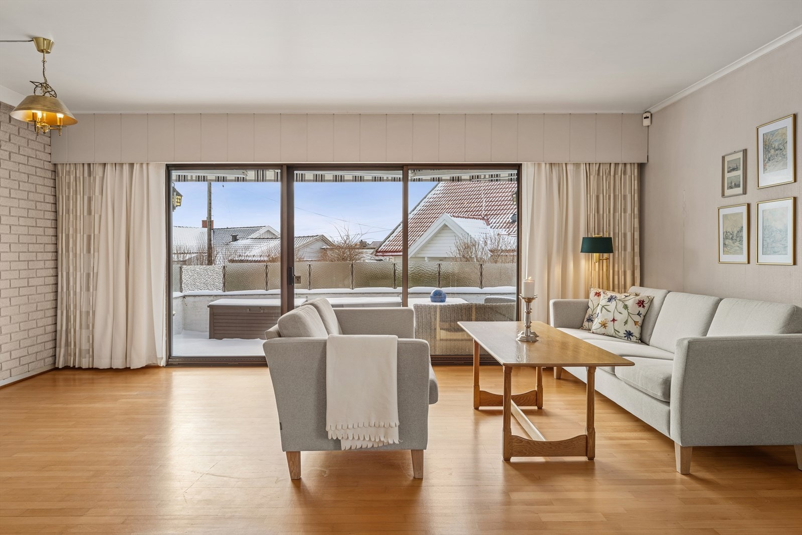 Stor og lys stue med vinduer i to himmelretninger Galleribilde