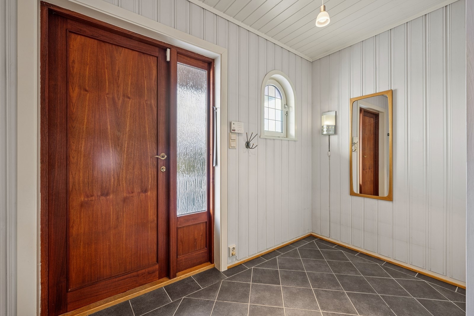 Entré med flislagt gulv og garderobeskap for smart oppbevaring Galleribilde