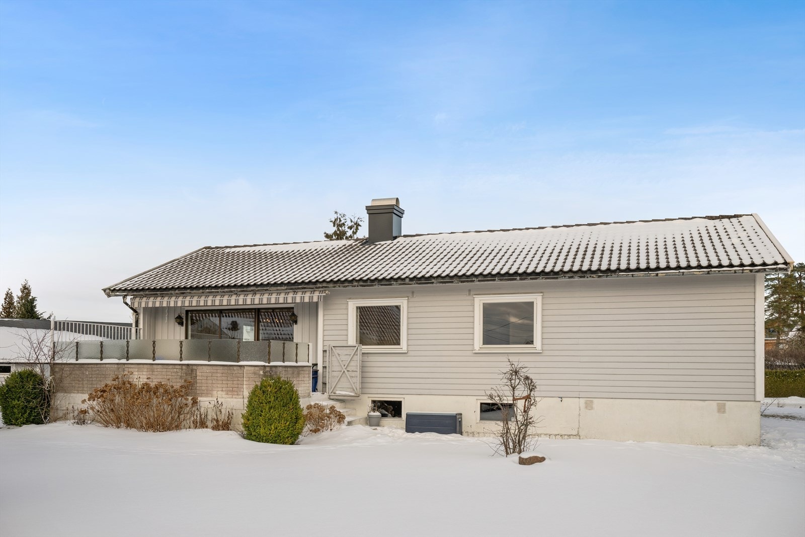 Stor, solrik og pent opparbeidet hage med terrasse og markterrasse for gode sommerdager Galleribilde