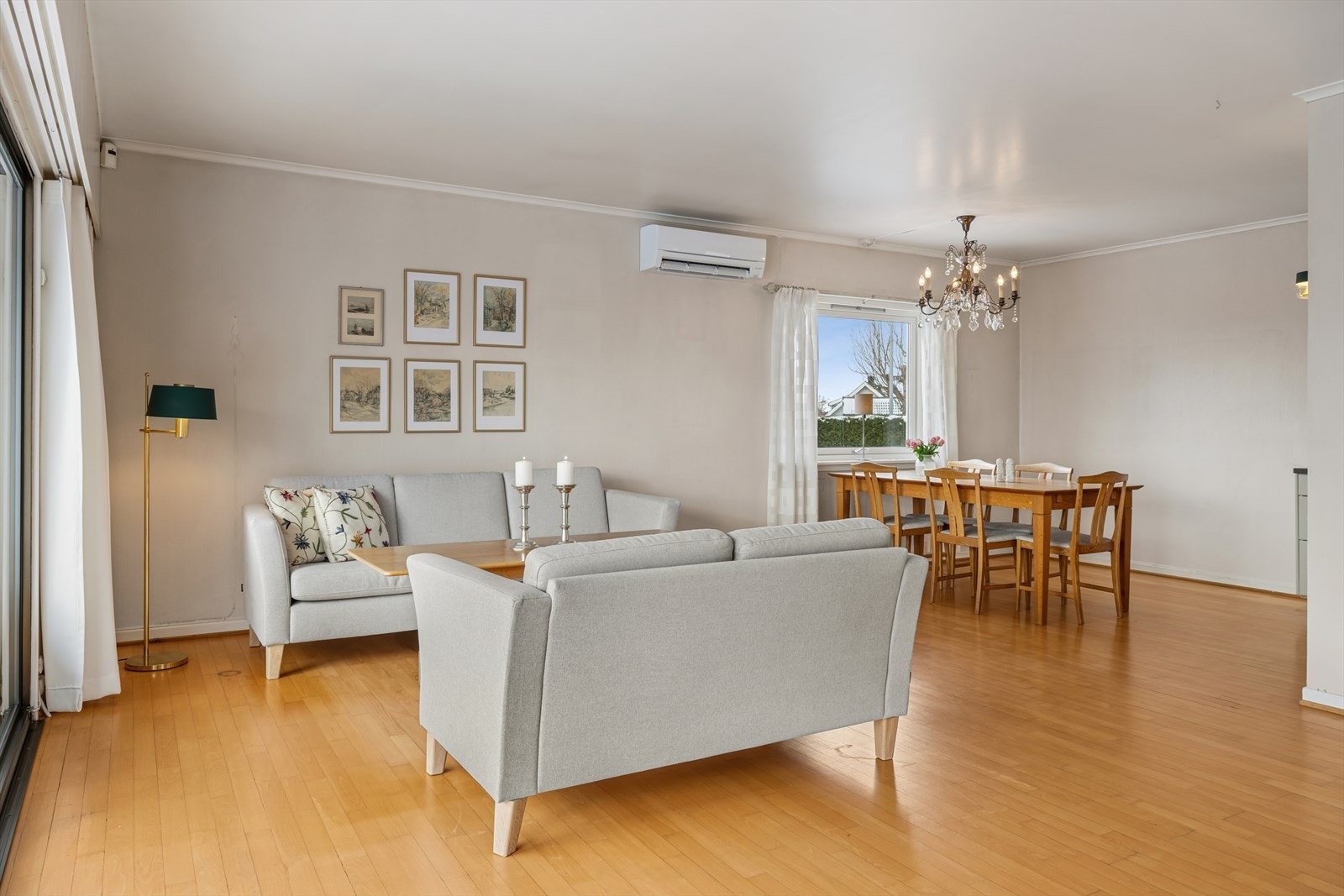 Store vindusflater gir godt lysinnslipp hele dagen Galleribilde