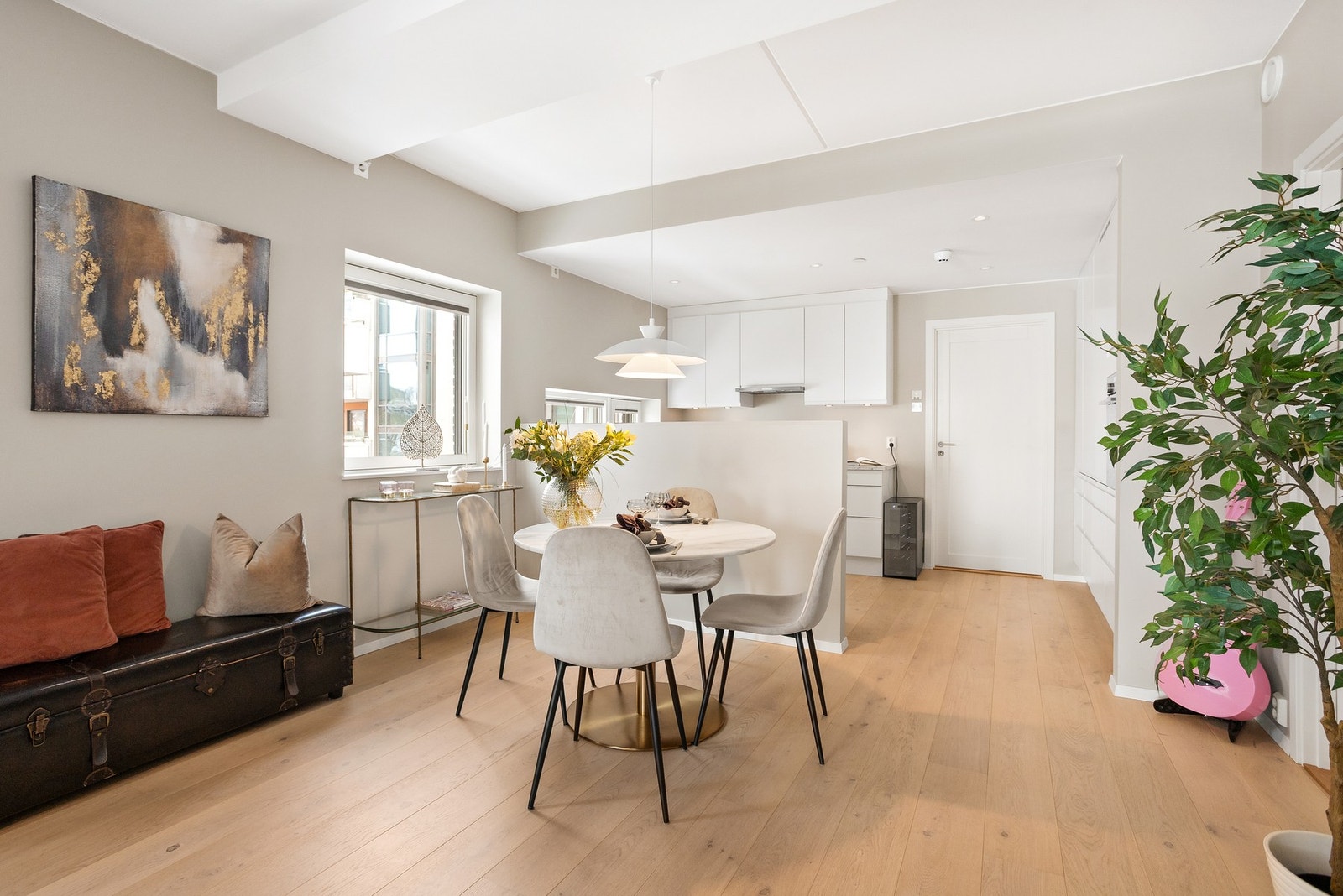 God plass til større spisestuemøbler, her kan man være mange på hyggelige lag! Galleribilde