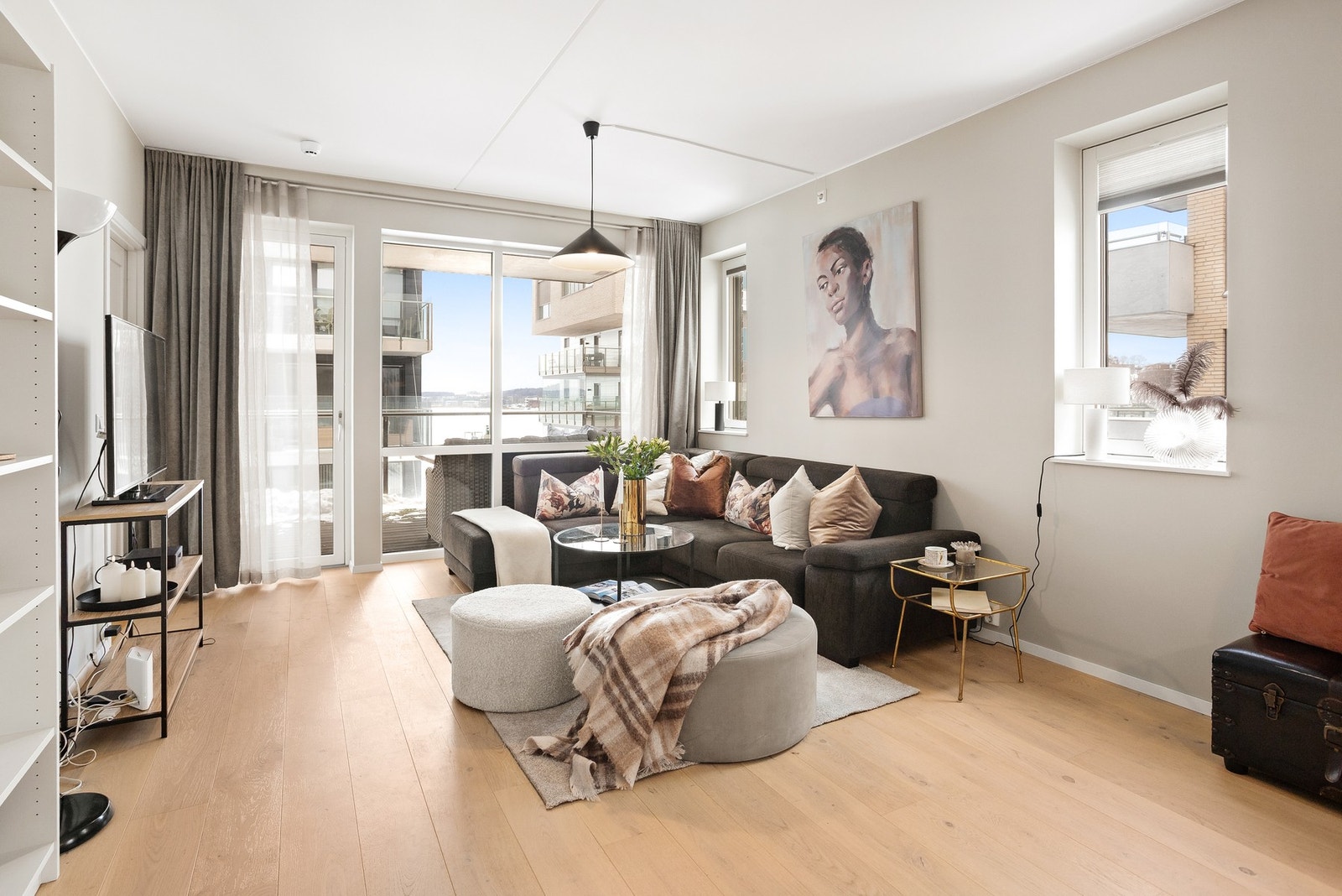 Kombinasjonen av høyt under taket og vinduer som strekker seg fra gulv til himling skaper et flott skue mot vannet og stranden. Dette er en svært delikat leilighet med mye naturlig lys! Galleribilde