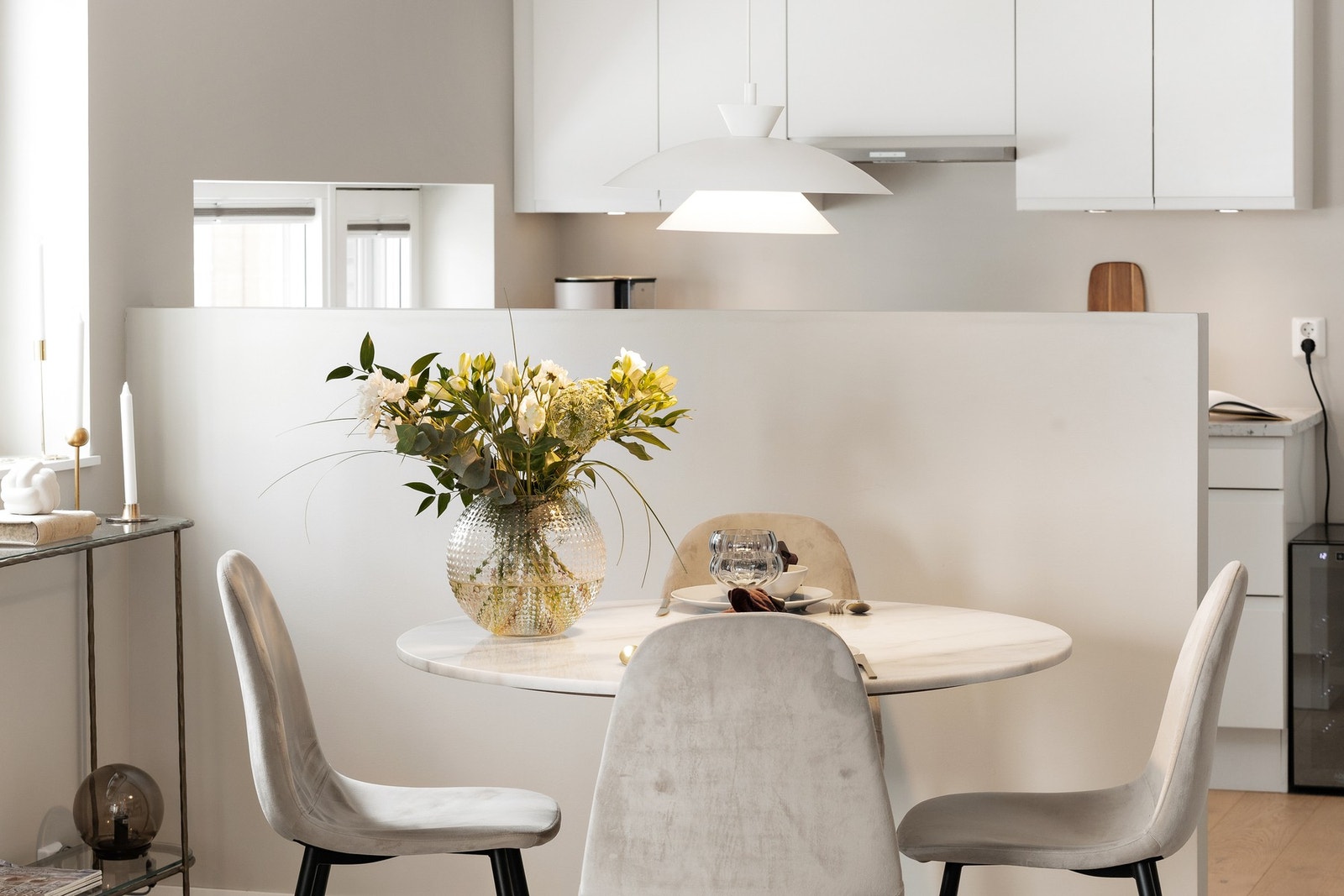 Kombinasjonen av vannbåren varme i gulv og balansert ventilasjon sørger for økonomisk oppvarming samtidig som det skaper et godt inneklima. Galleribilde