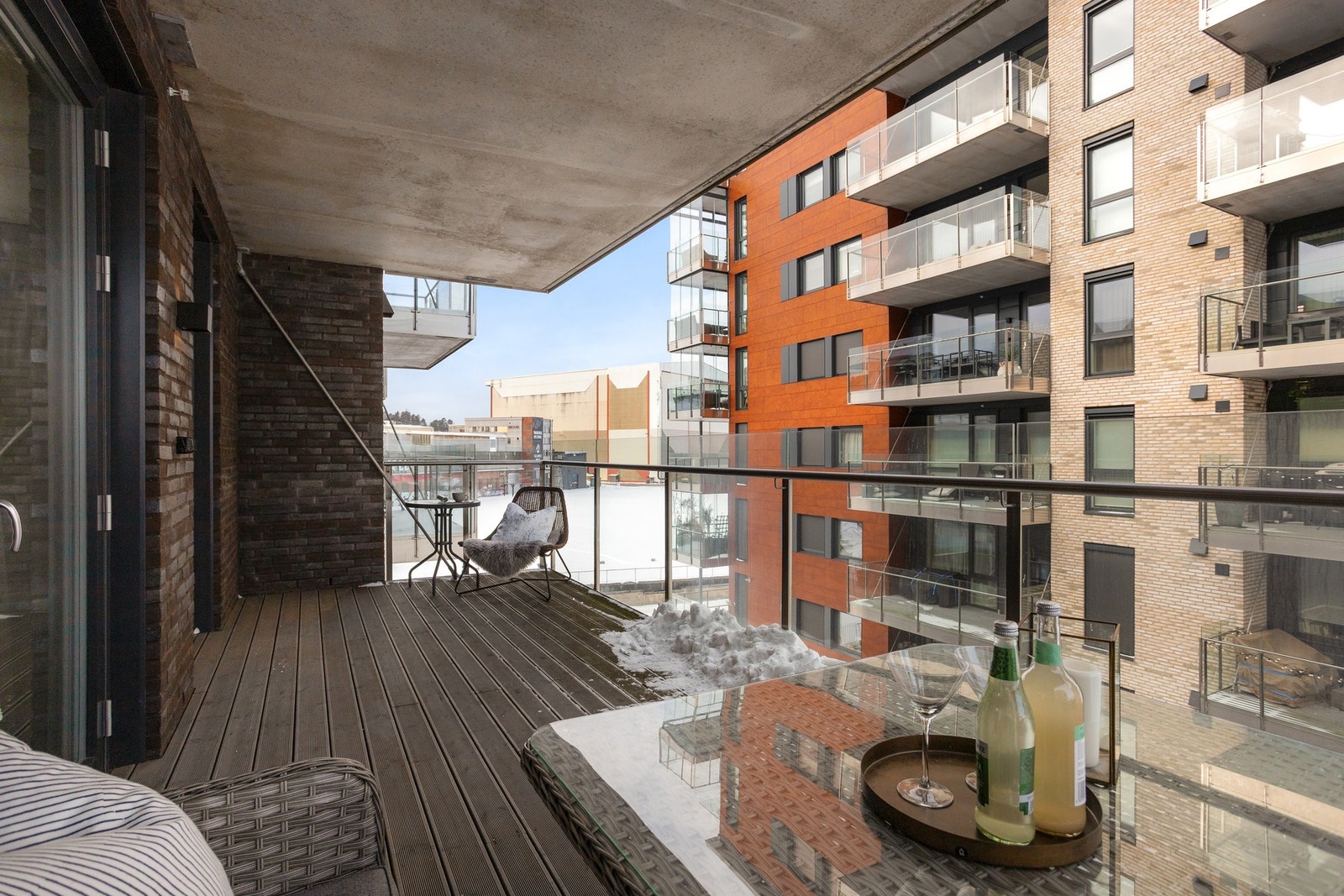 Stor balkong med flott utsikt og sol utover kvelden Galleribilde