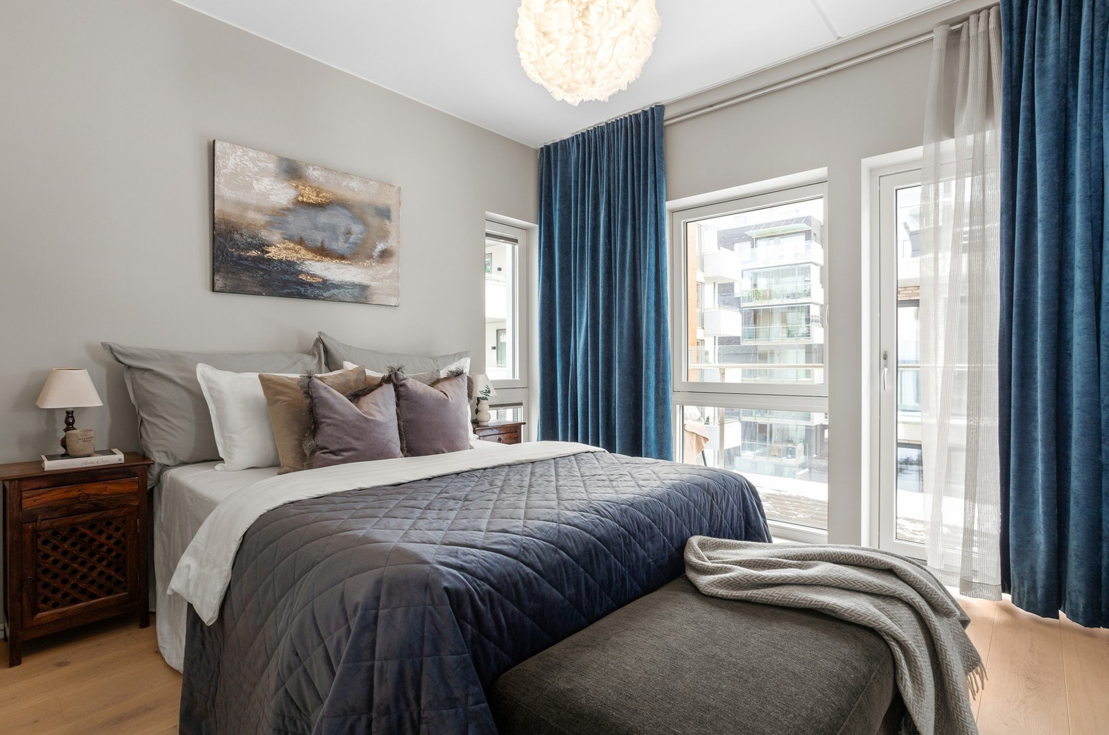 Soverom 1 har god garderobeløsning og utgang til sydvendt mbalkong Galleribilde