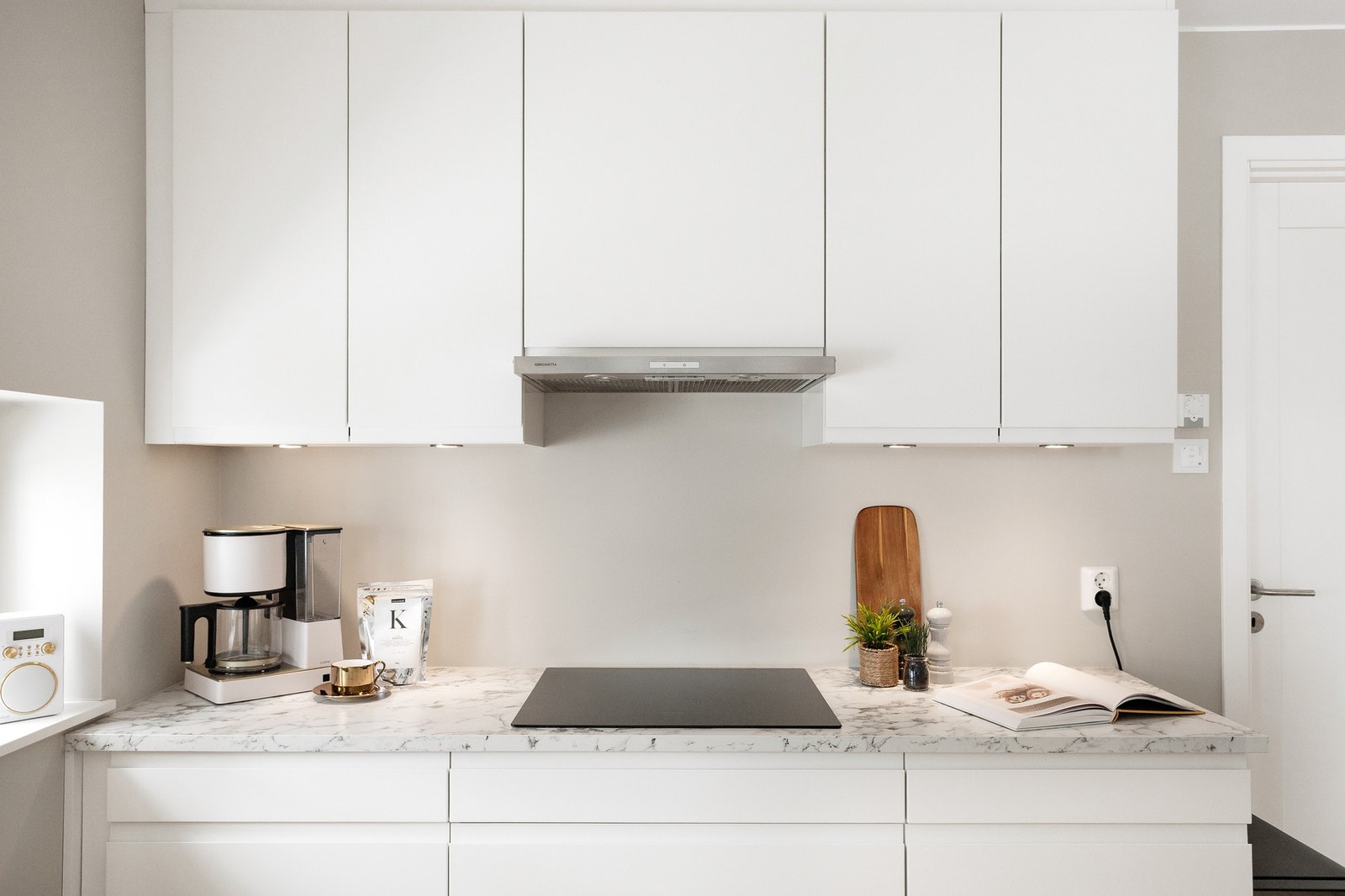 Kjøkkenet innehar for øvrig hvitevarer som: Kjøl/frys, oppvaskmaskin, avtrekksvifte, samt komfyr og steketopp. Galleribilde