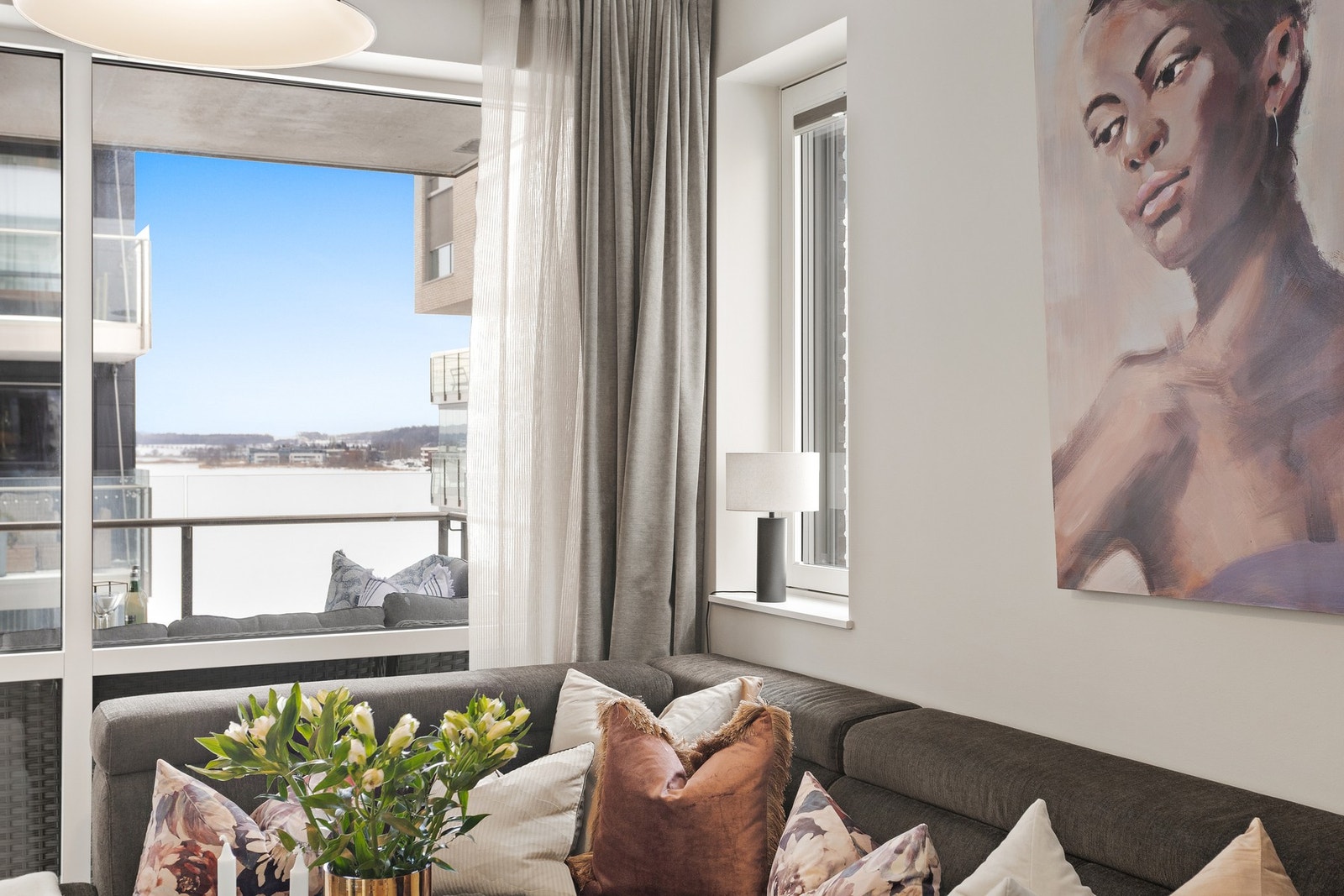 Utsikt - Alle innervegger og himlingen i leiligheten har malte og slette gipsvegger. Stilfulle vegger i stue og soverom gir leiligheten et lunt og helhetlig uttrykk. Listfrie overganger mellom vegger og himling understreker leilighetens moderne preg. Galleribilde