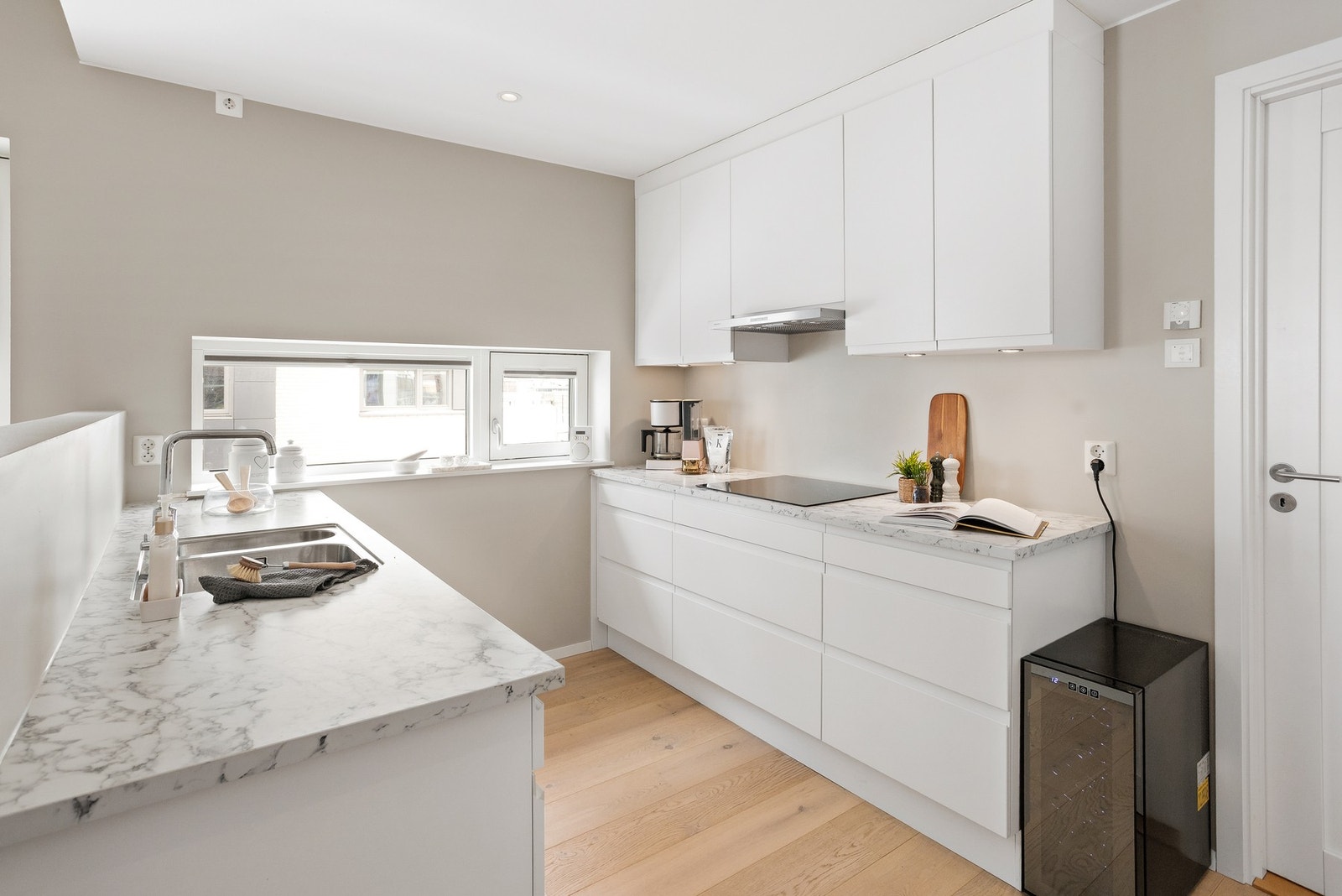 Kjøkkenet er delt fra stuen med en halvvegg - Her opprettholder du den gode praten med gjester mens du lager mat Galleribilde