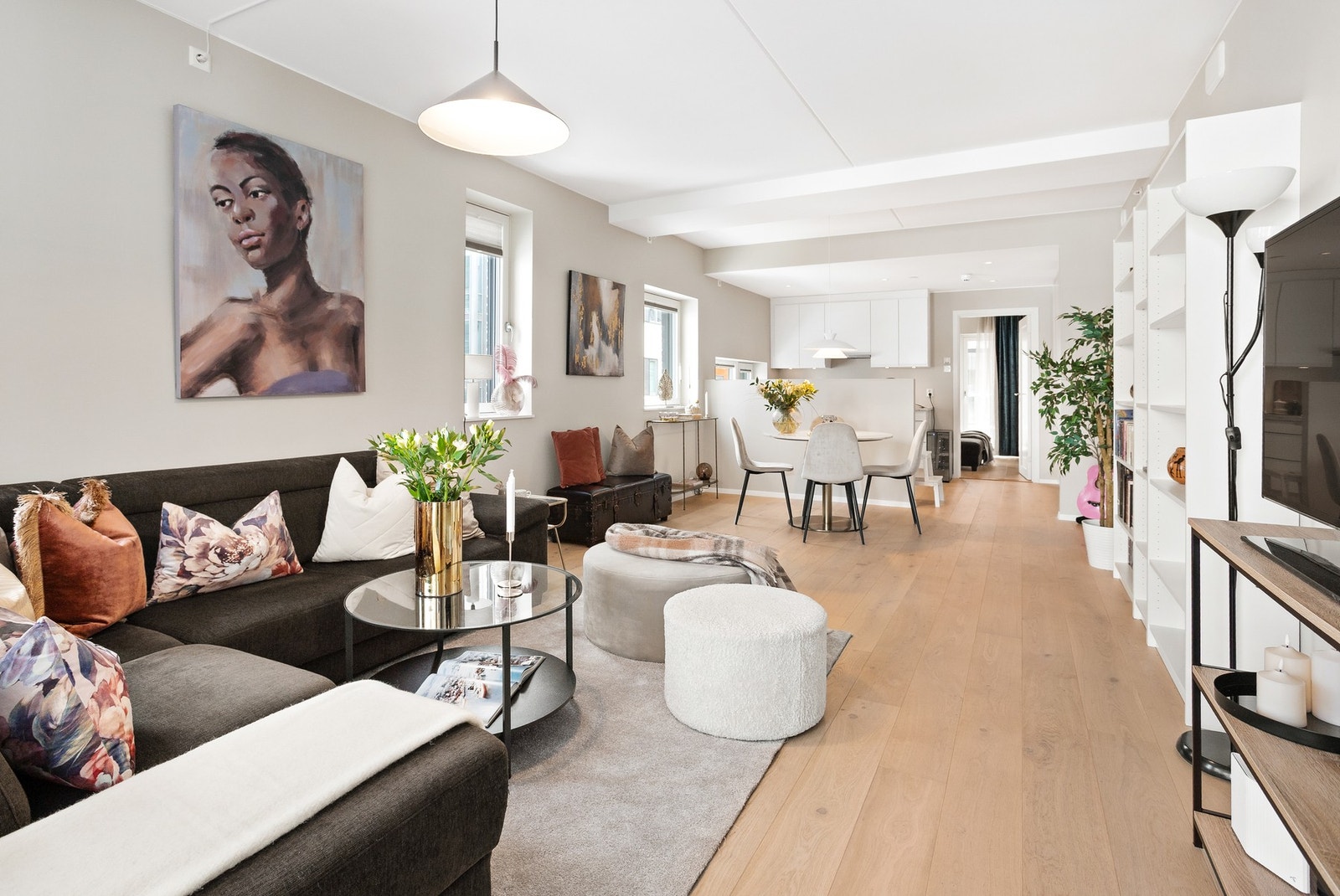 Luftig romfølelsen, den kvadratiske formen på stuen gjør det lett og møblere! Galleribilde