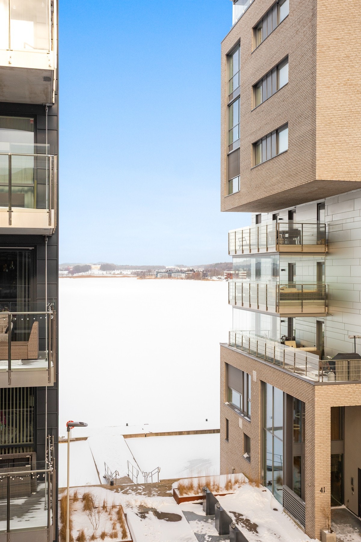 Fra leiligheten ser du sjøen fra flere sider Galleribilde