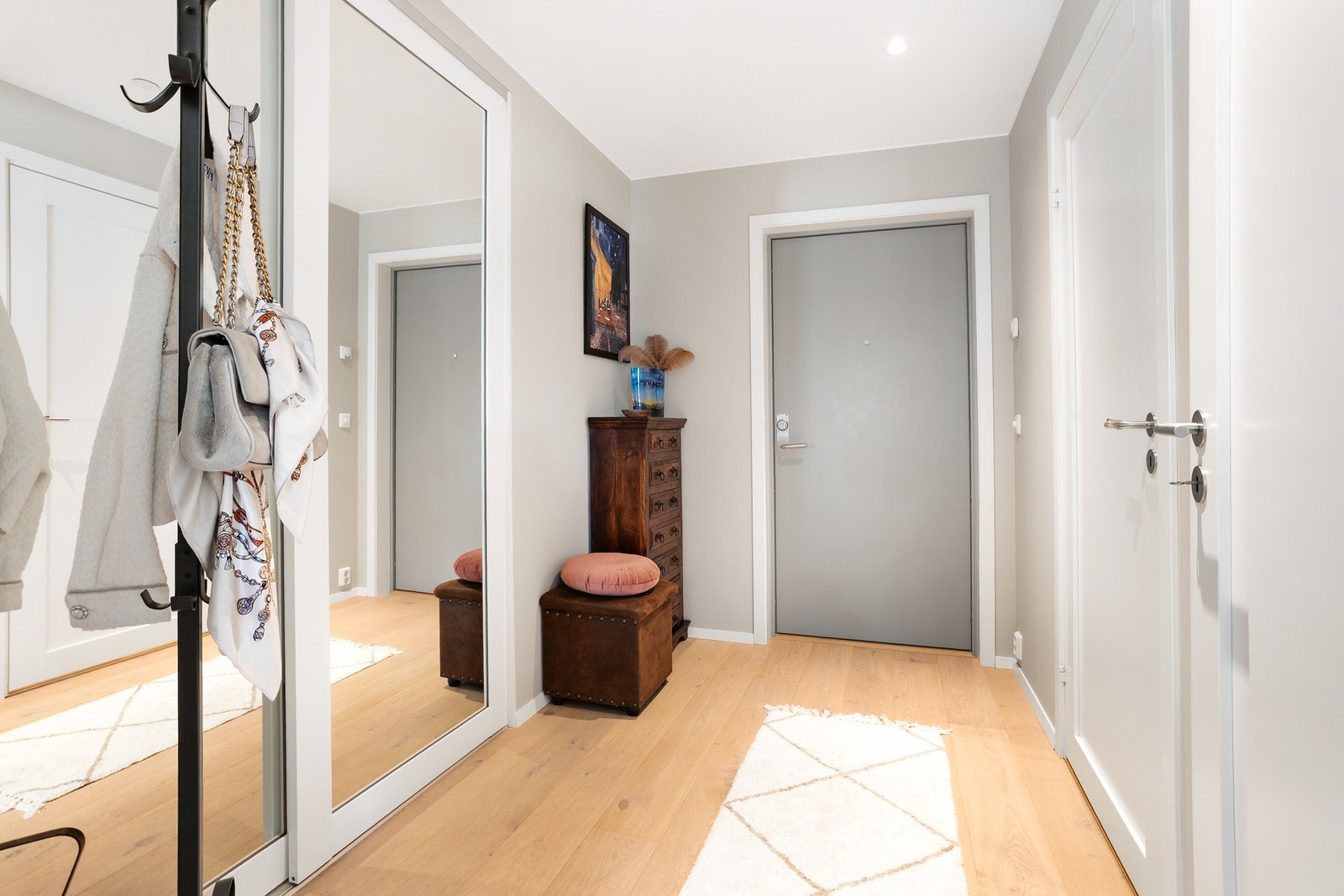 Romslig entré med adkomst til bod/walk-in closet Galleribilde