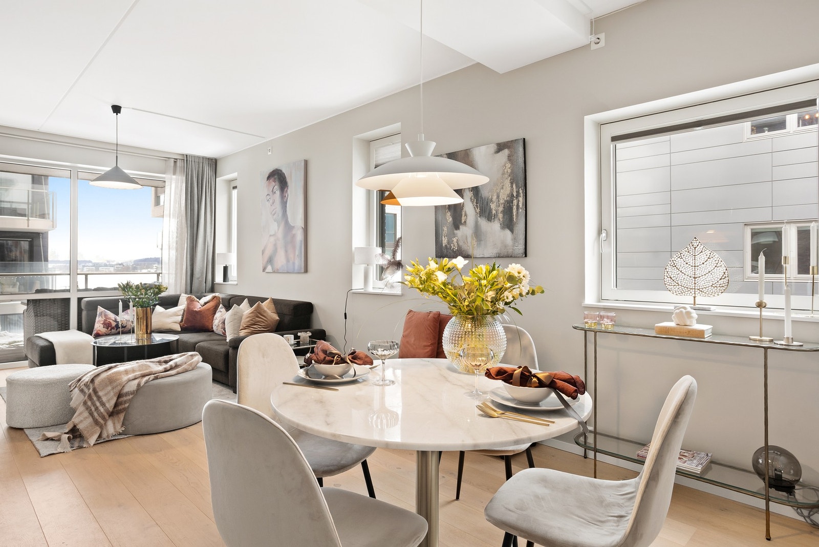 Moderne og oppgradert leilighet beliggende i flotte omgivelser ytterst på Kaldnes Brygge med vannet som nærmeste nabo. Her bor du behagelig og urbant med kort vei til alt Tønsberg har å by på. Sjø og sentrum i flott harmoni! Galleribilde