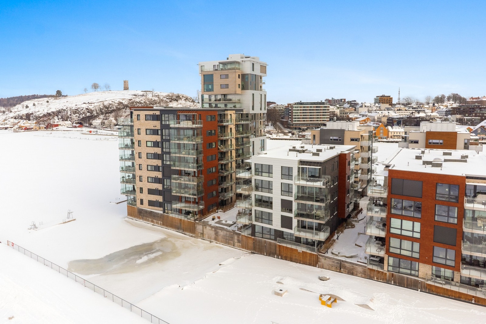 Blokka er den nest ytterste i Beddingen og ligger tett på den nye Bystranda Galleribilde