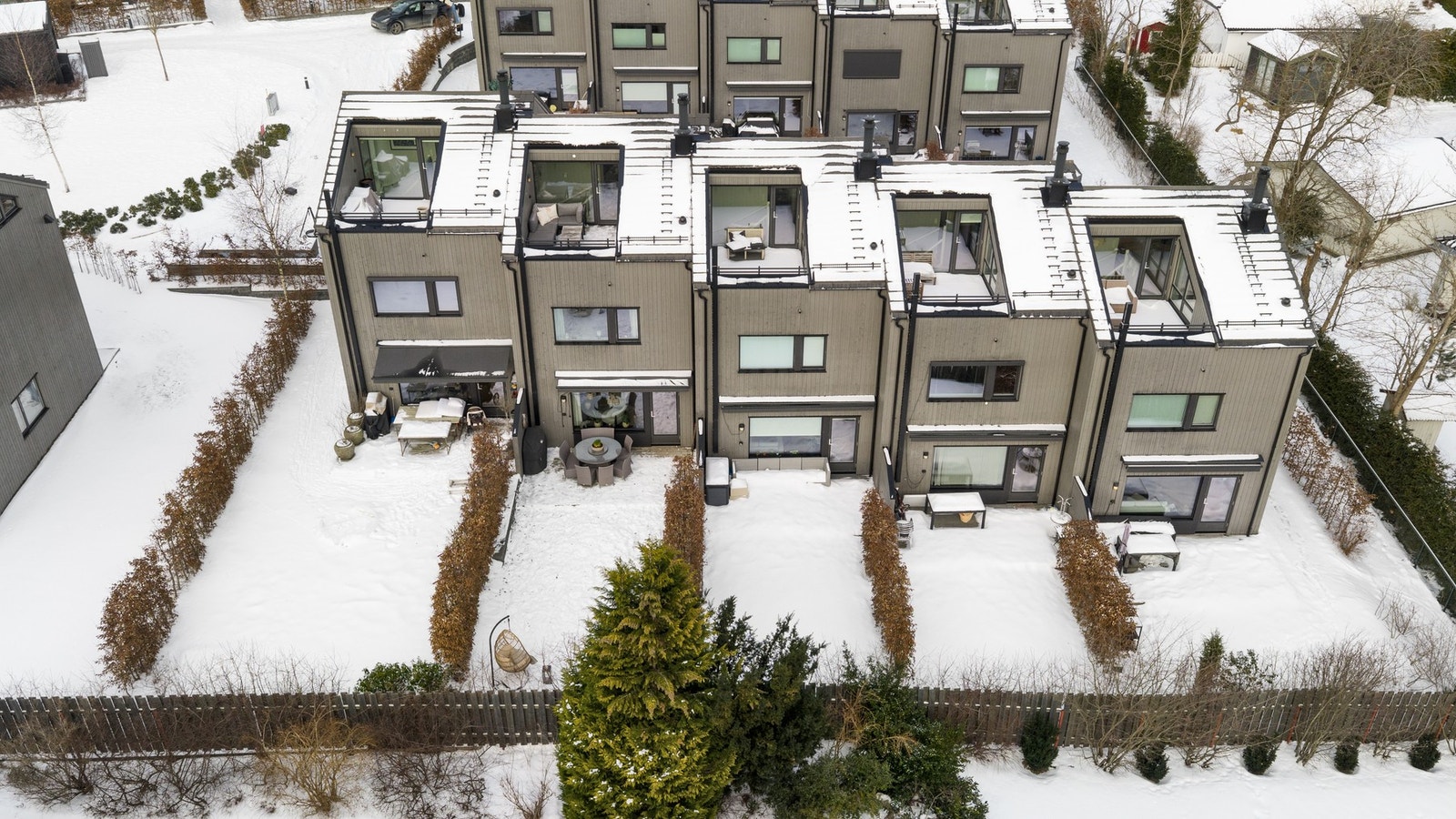 Boligen er beliggende solrikt og usjenert til innerst i et bilfritt og svært barnevennlig tun. Galleribilde