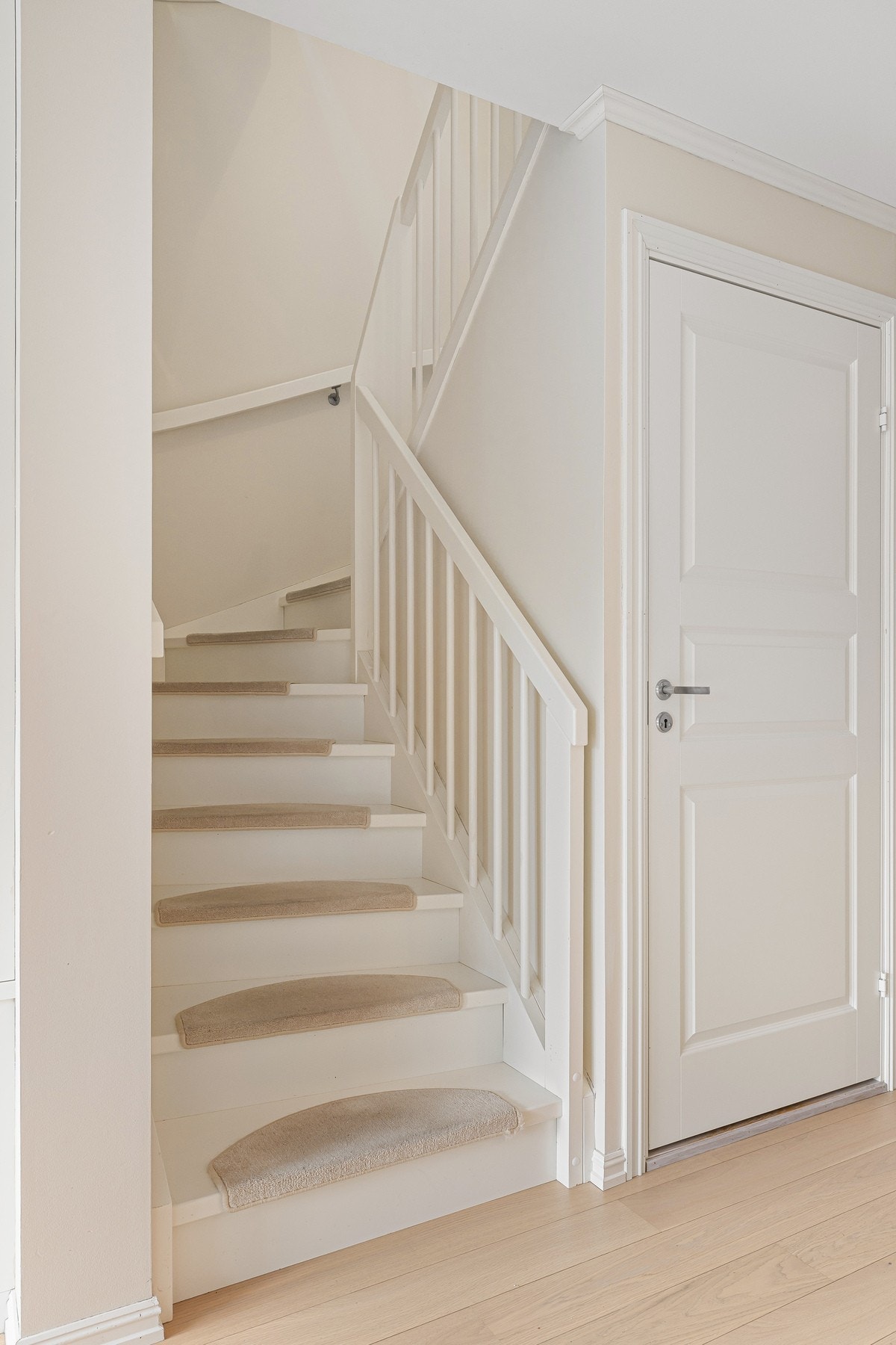 I tilknytning trappen opp er det en innvendig bod for ekstra oppbevaringsplass. Galleribilde