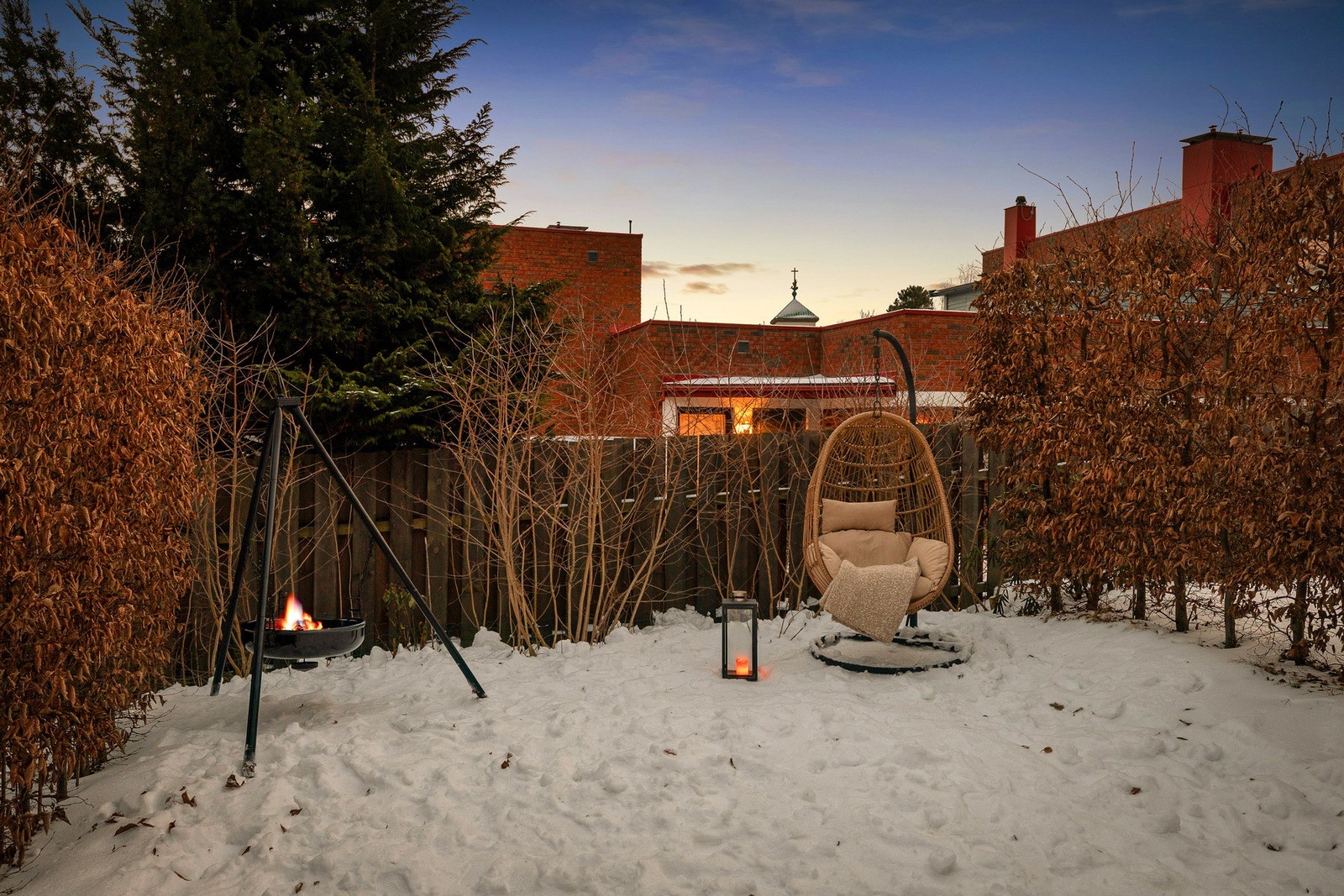 Hagen er pent opparbeidet og omkranset av busker som gir en skjermet og privat atmosfære. Galleribilde