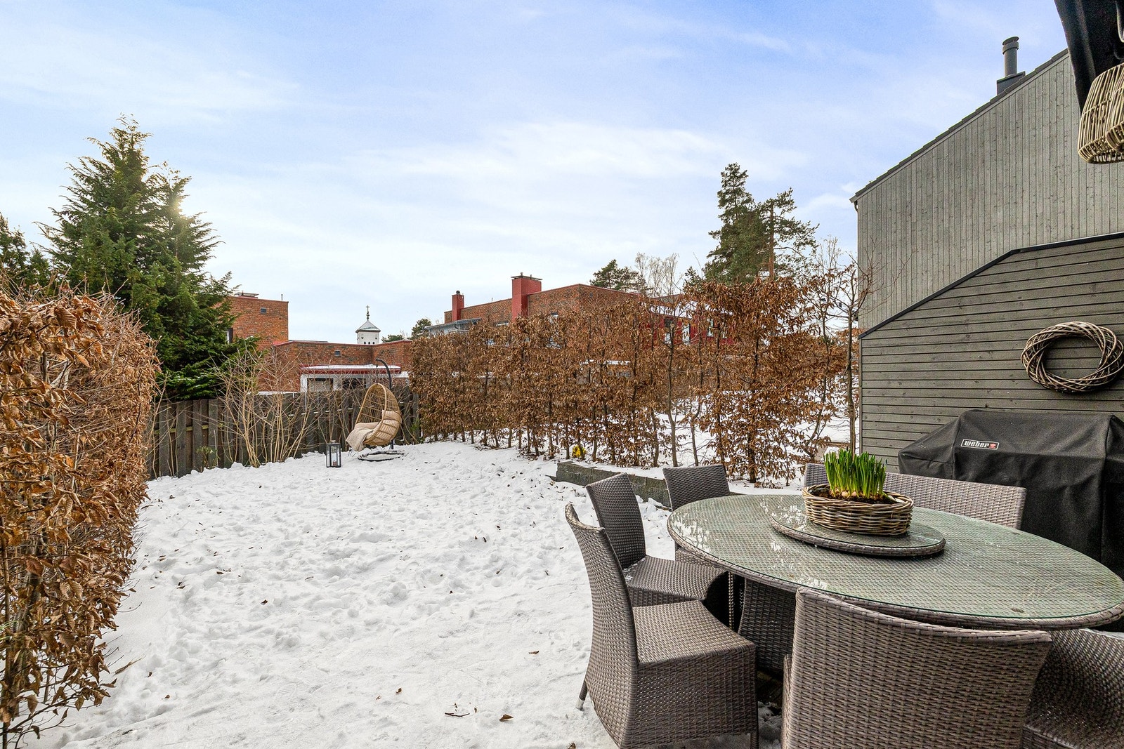 Boligen byr på flotte uteplasser hvor lange sommerdager kan nytes. Galleribilde