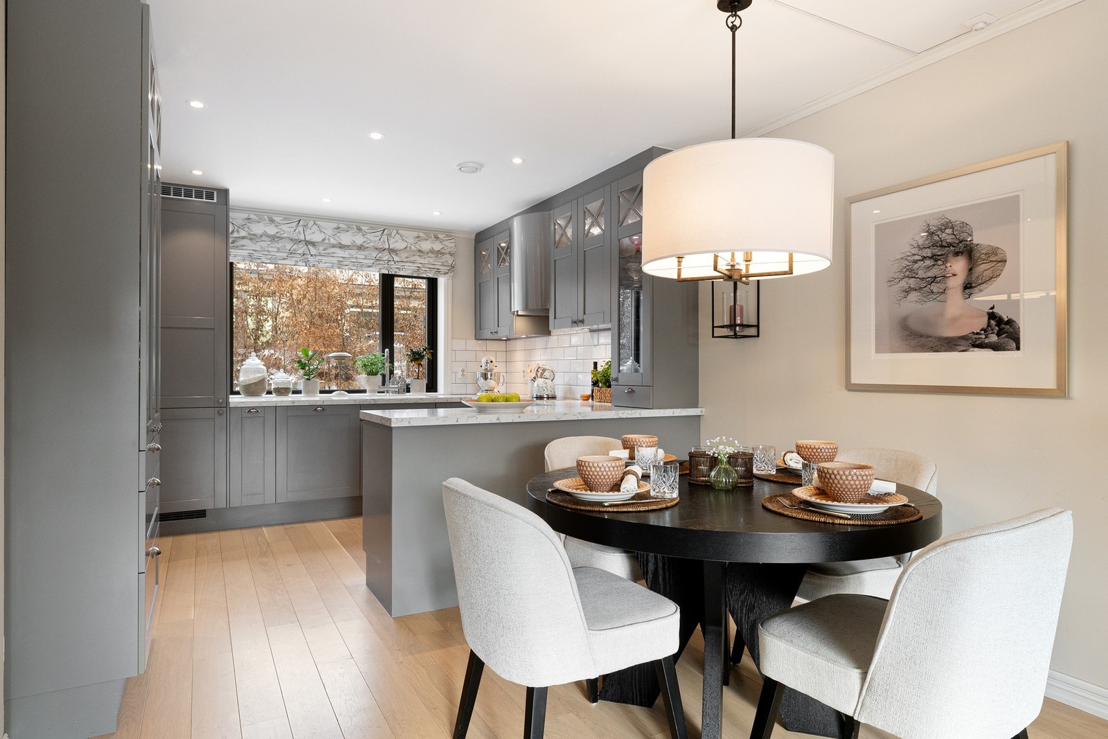 Foran kjøkkenbenken er det god plass til spisebord hvor familie og gjester kan samles. Galleribilde