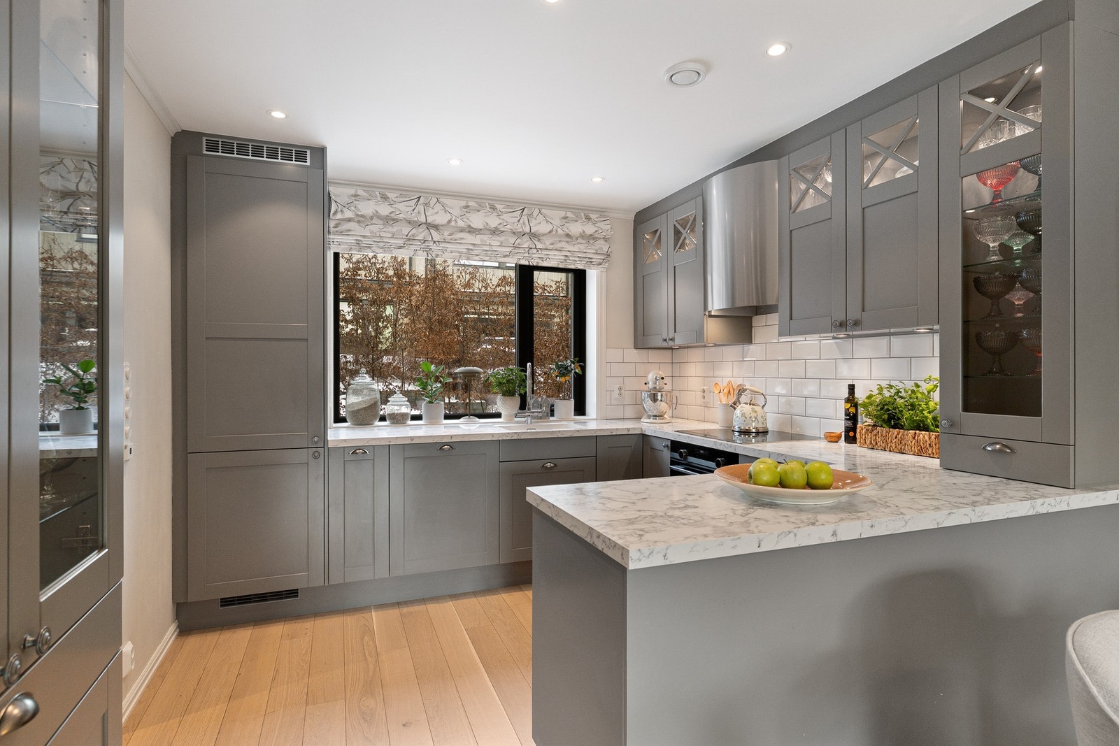 Kjøkkenet ligger i åpen løsning mot stuen, noe som gir en sosial og funksjonell planløsning med naturlig samspill mellom oppholdsrommene. Galleribilde