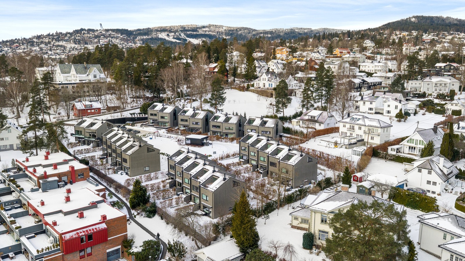 Eiendommen har en attraktiv og barnevennlig beliggenhet i et veletablert og rolig boligområde på Slemdal. Galleribilde