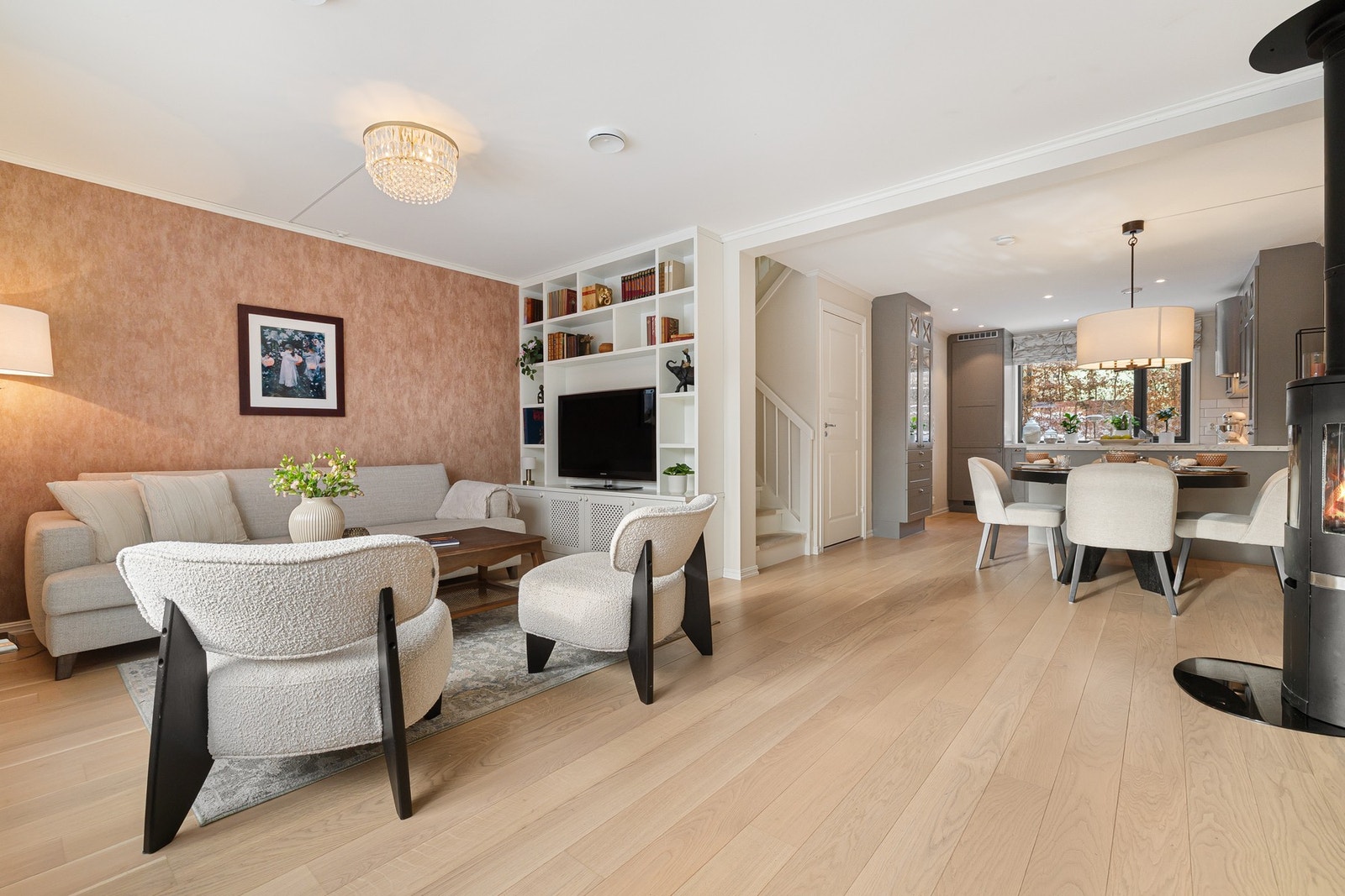 Stuen er et lyst og romslig rom som ligger i åpen løsning med kjøkkenet, noe som gir en luftig og sosial planløsning. Galleribilde