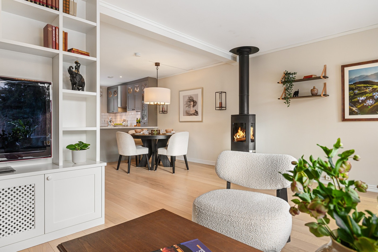 Gulvene er belagt med lekker parkett med behagelig gulvvarme, og veggene er malt i en lys og tidsriktig fargetone. Galleribilde