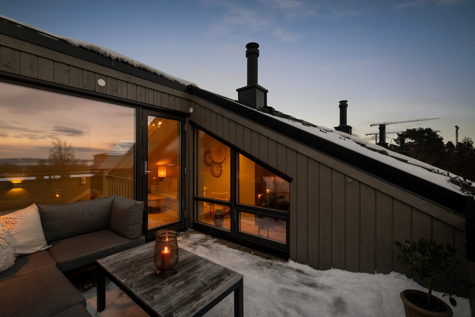 Fra loftstuen er det utgang til en hyggelig takterrasse på ca. 10m². Galleribilde