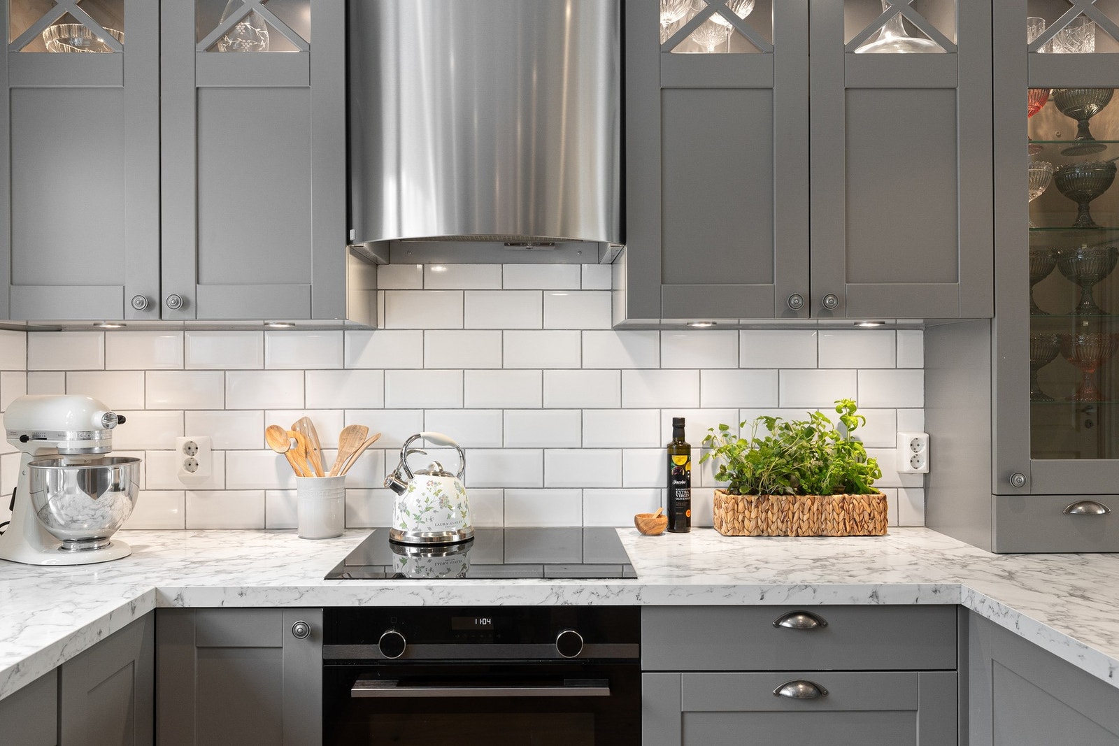 Kjøkkenet har en stilren og tidløs innredning fra Sigdal med profilerte fronter og praktisk benkeplate i laminat. Galleribilde