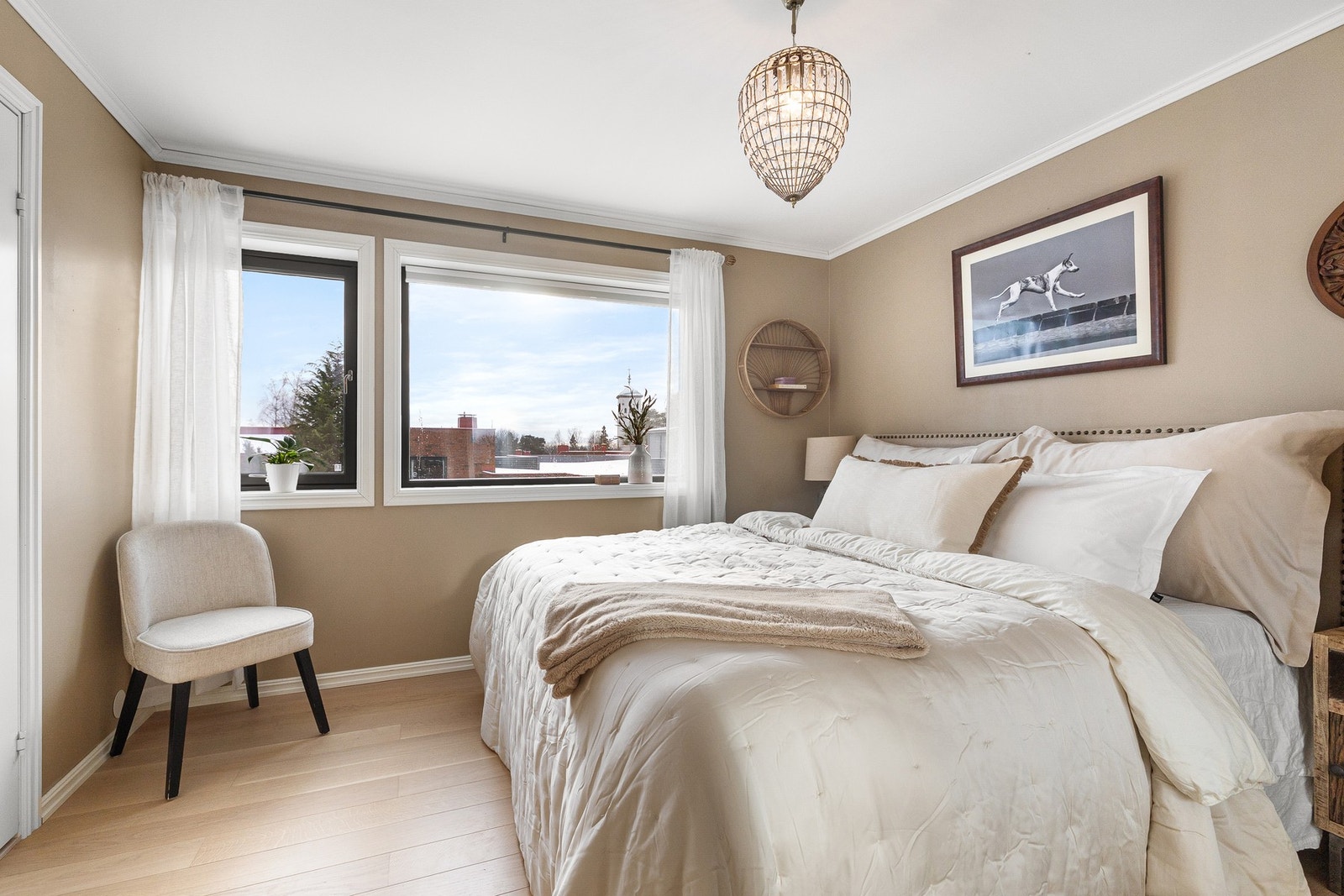 Boligen har tre gjennomtenkte og gode soverom som passer godt for både familie og gjester. Avbildet er hovedsoverommet. Galleribilde