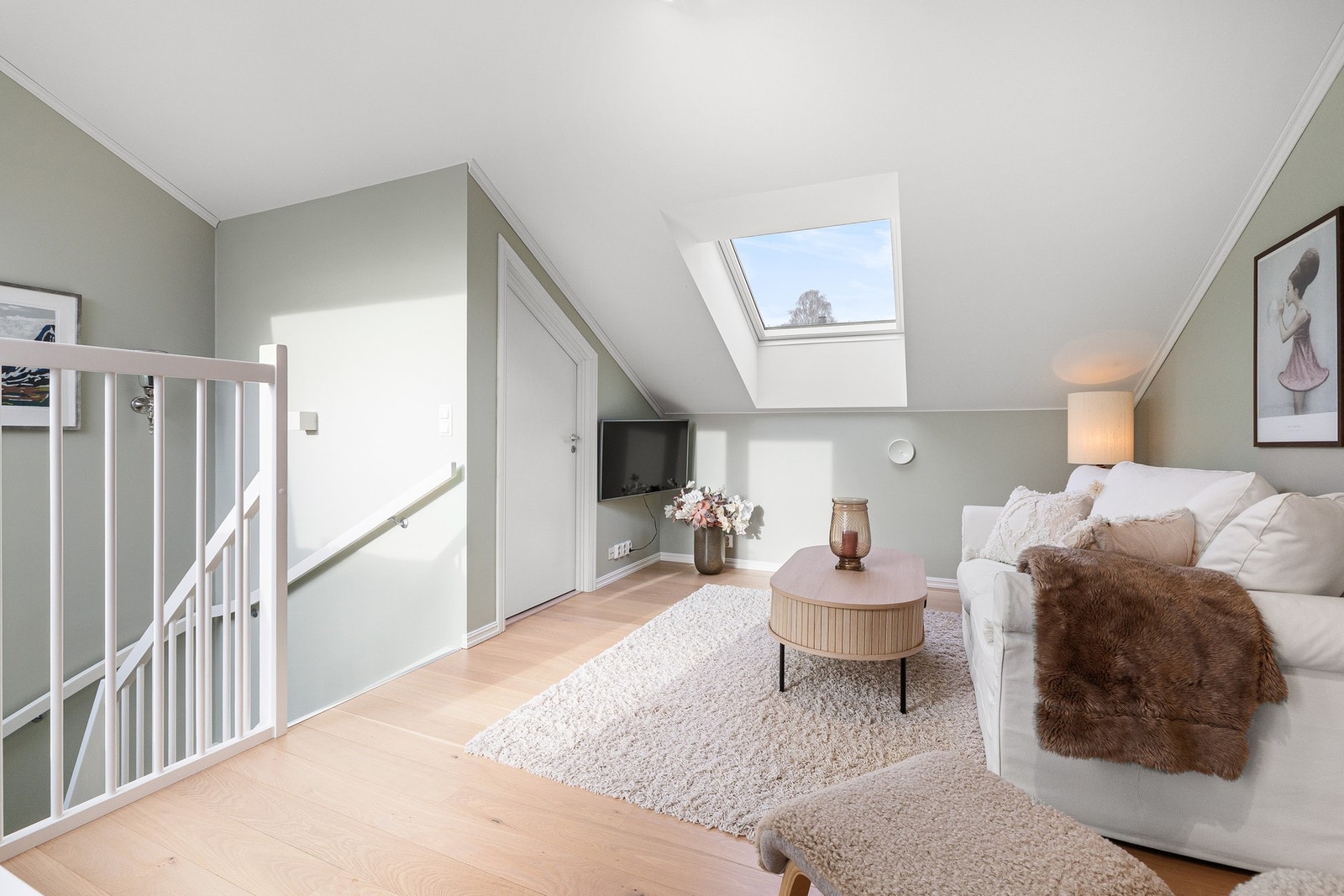 I tilknytning til rommet er det også en praktisk loftsbod som gir ekstra oppbevaringsplass i boligen. Galleribilde