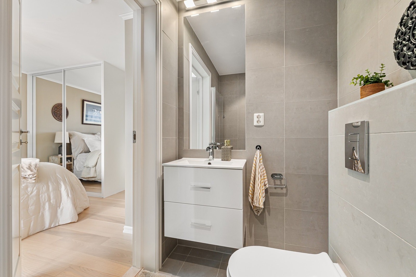 Videre er badet utstyrt med både toalett og dusjsone med innfellbare glassdører. Galleribilde