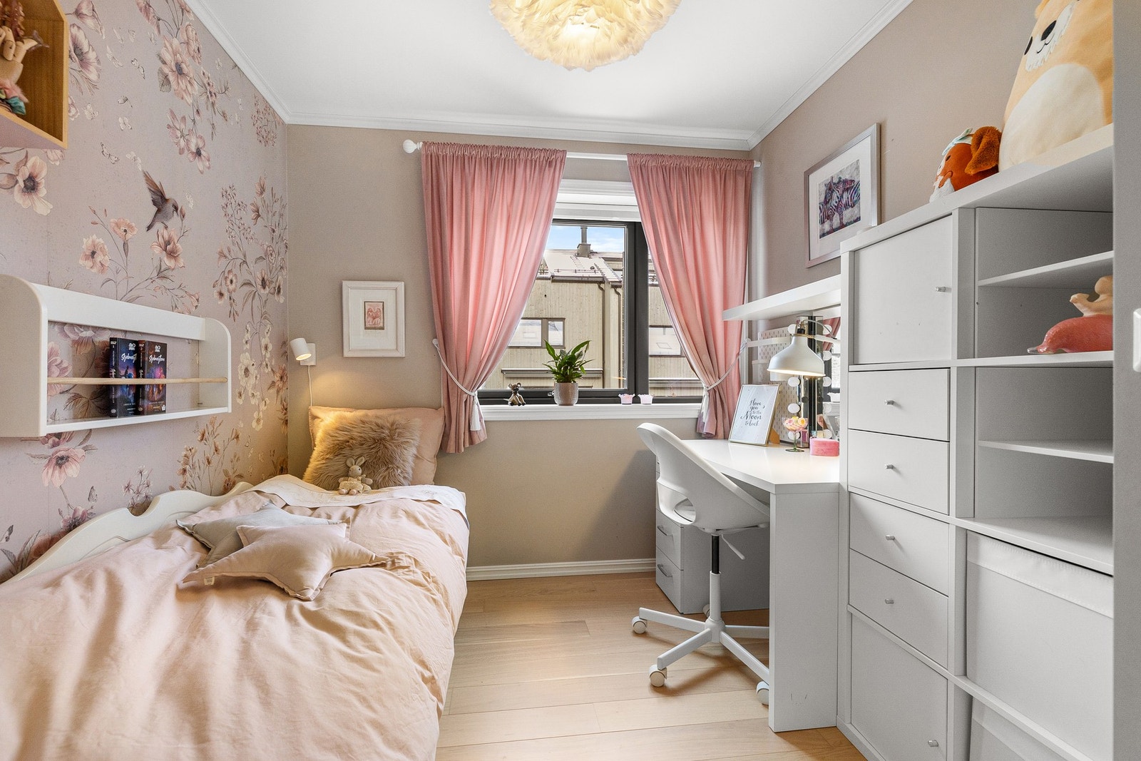 Soverom 2 er et lyst og innbydende rom med stort vindu som gir godt lysinnslipp. Galleribilde