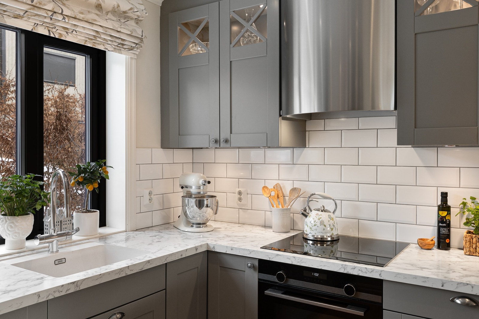 Kjøkkenet er fullt utstyrt med integrerte hvitevarer bestående av induksjonstopp, stekeovn, oppvaskmaskin samt kjøleskap med fryser. Galleribilde