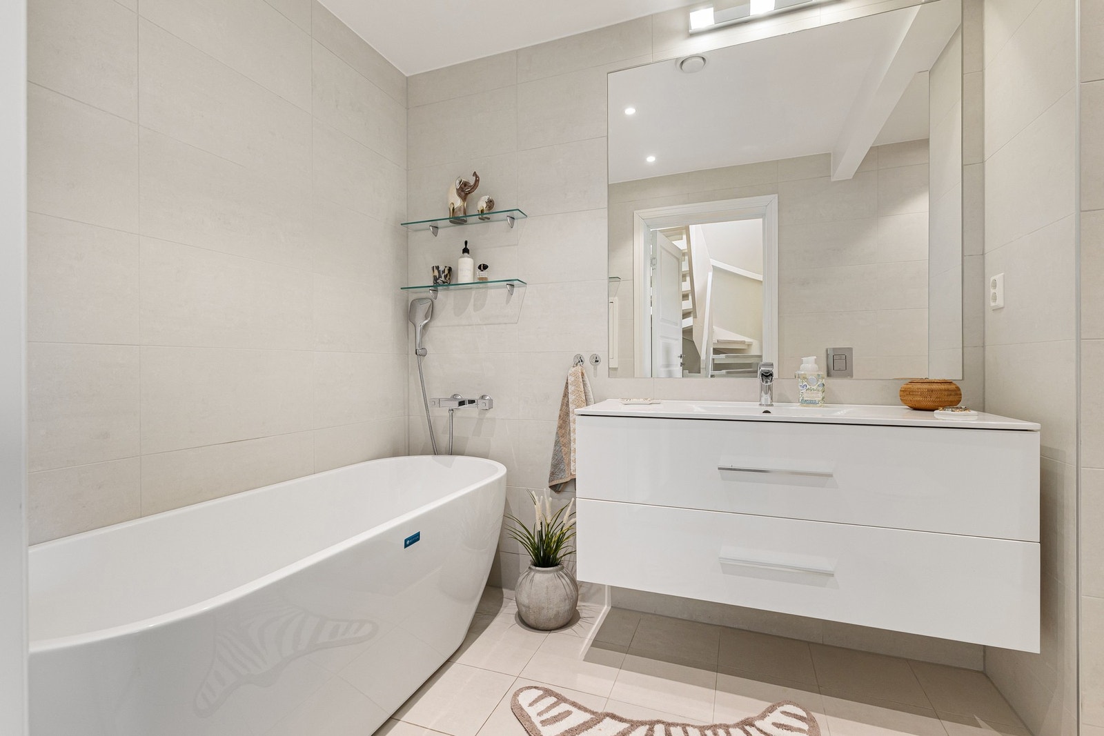 Hovedbadet ligger praktisk plassert i mellomgangen i 2. etasje. Galleribilde