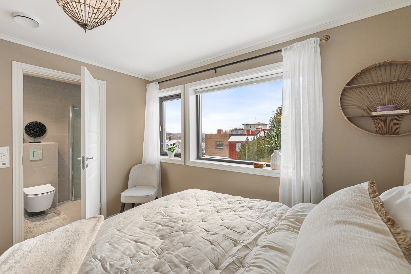 Hovedsoverommet er romslig og ligger i elegant suiteløsning med direkte adkomst til eget baderom. Galleribilde