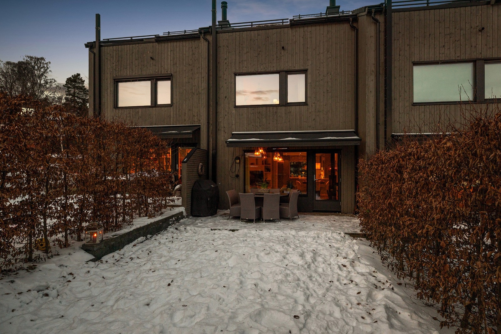 Fra stuen er det direkte utgang til en terrasseplatting på ca. 16m². Galleribilde