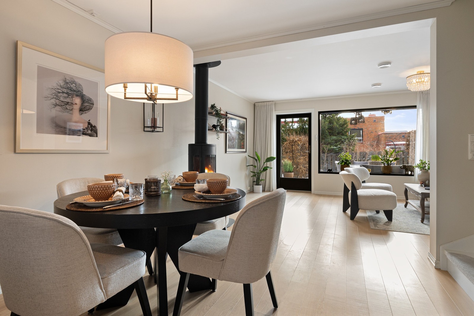 Store vindusflater mot skjermet terrasse og hage, kombinert med lysinnslipp fra kjøkkenvinduet, gir boligen en gjennomgående lys og behagelig atmosfære. Galleribilde