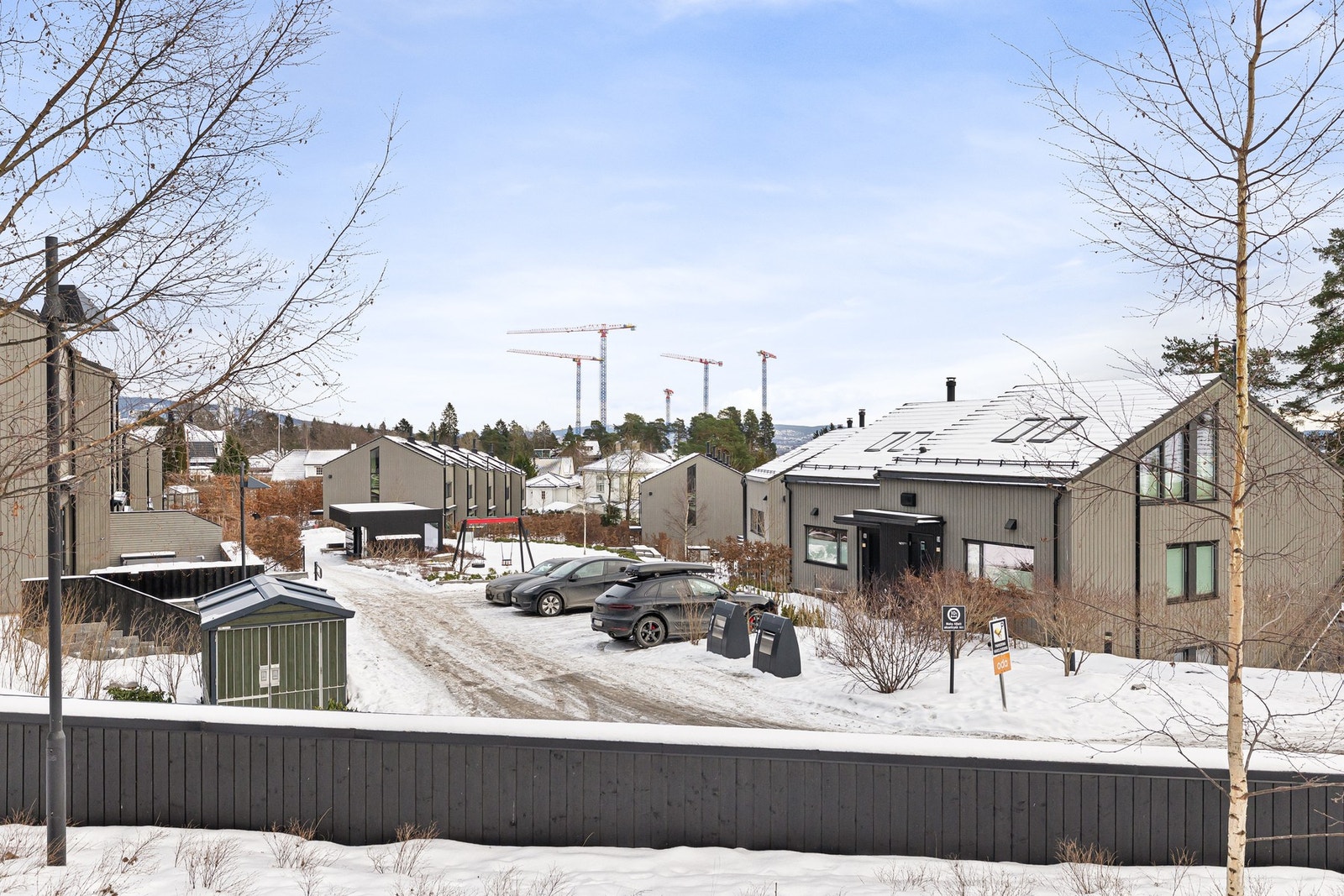 Bygget midt på fellesområdet gir enkel adkomst ned til garasjeanlegget med tilhørende bodareal. Galleribilde