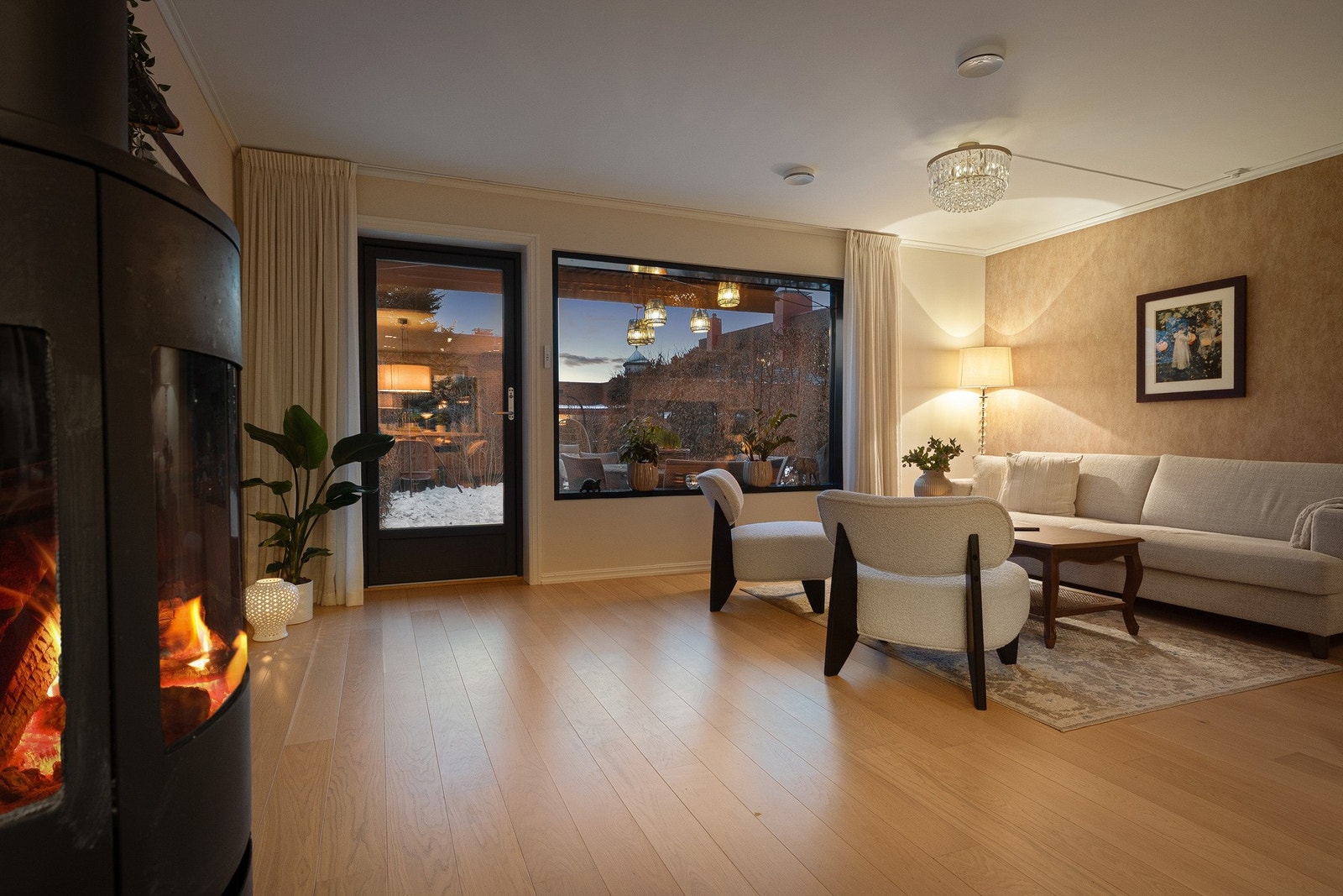 Når kvelden senker seg, får boligen en helt egen og stemningsfull atmosfære. Galleribilde